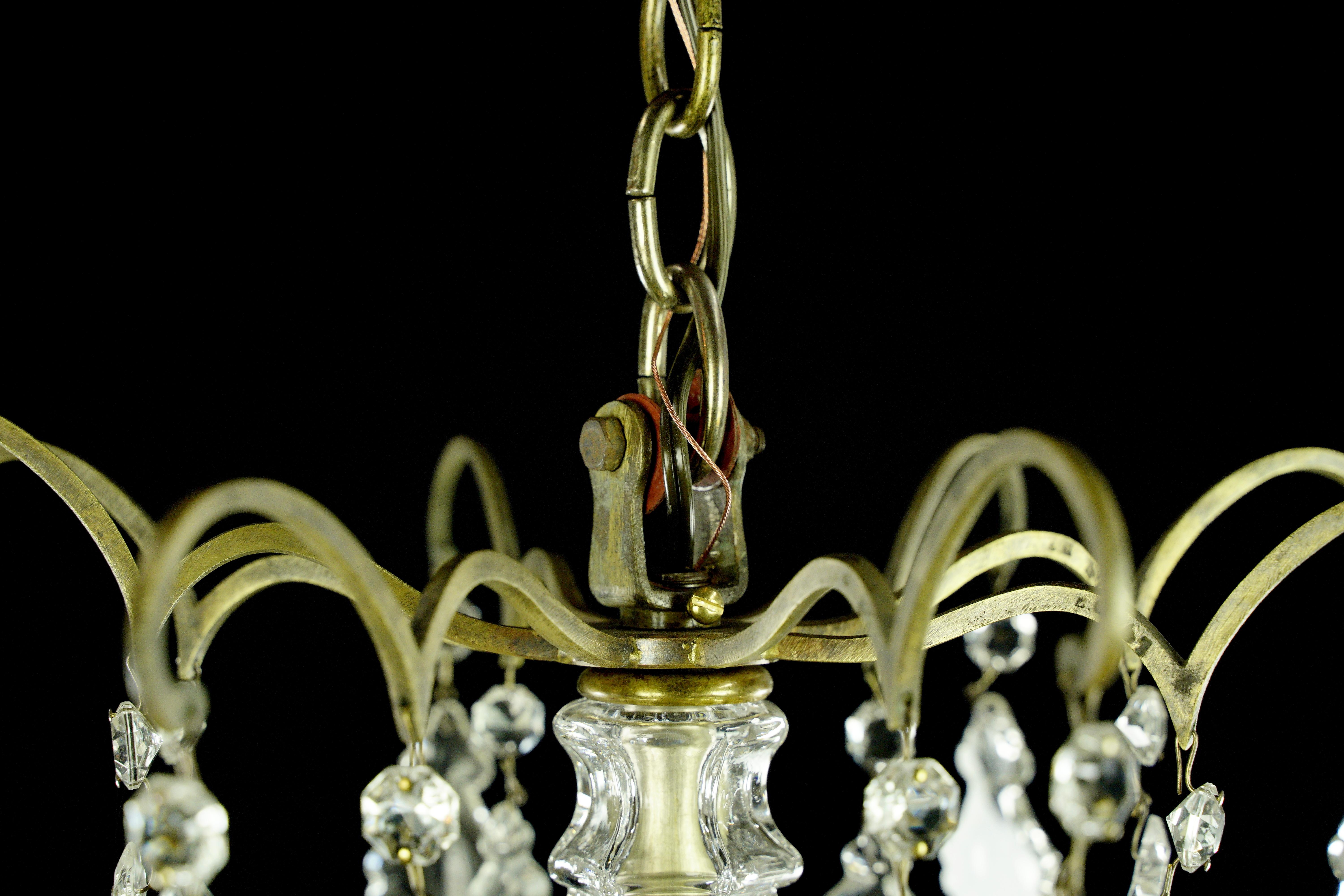 Lustre français ancien à 8 bras en laiton, cristal et verre en vente 7