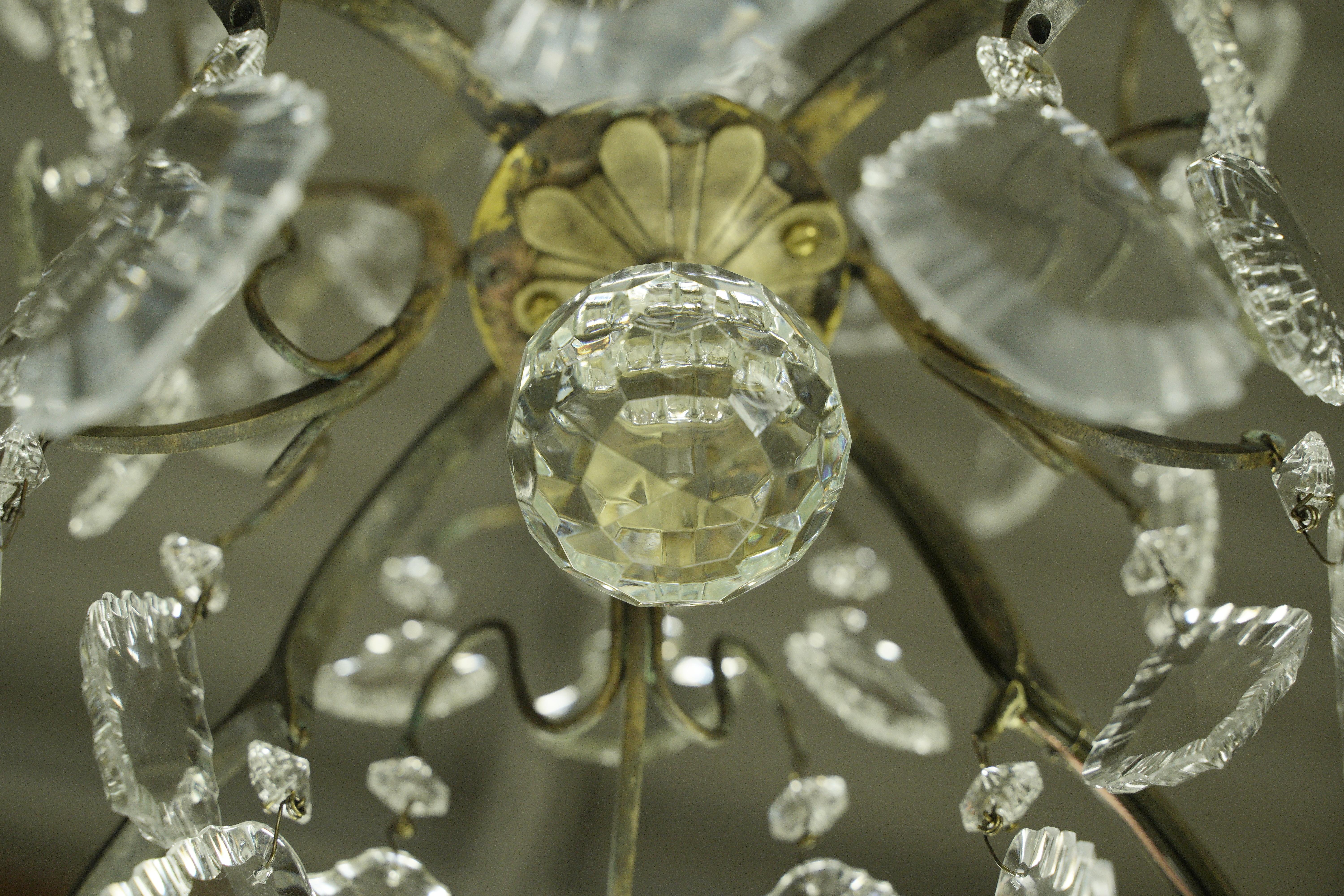 Lustre français ancien à 8 bras en laiton, cristal et verre en vente 8