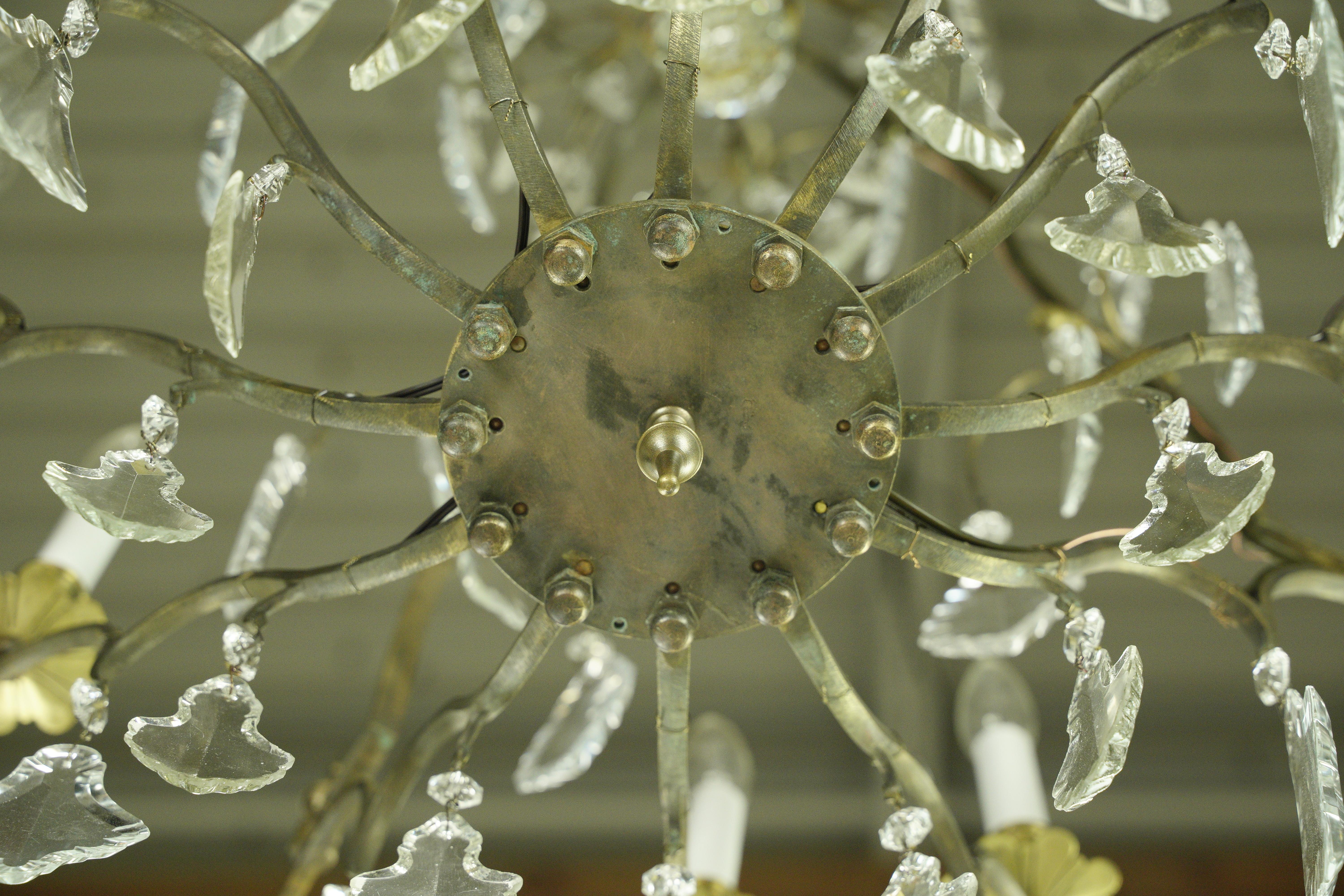 Lustre français ancien à 8 bras en laiton, cristal et verre en vente 10
