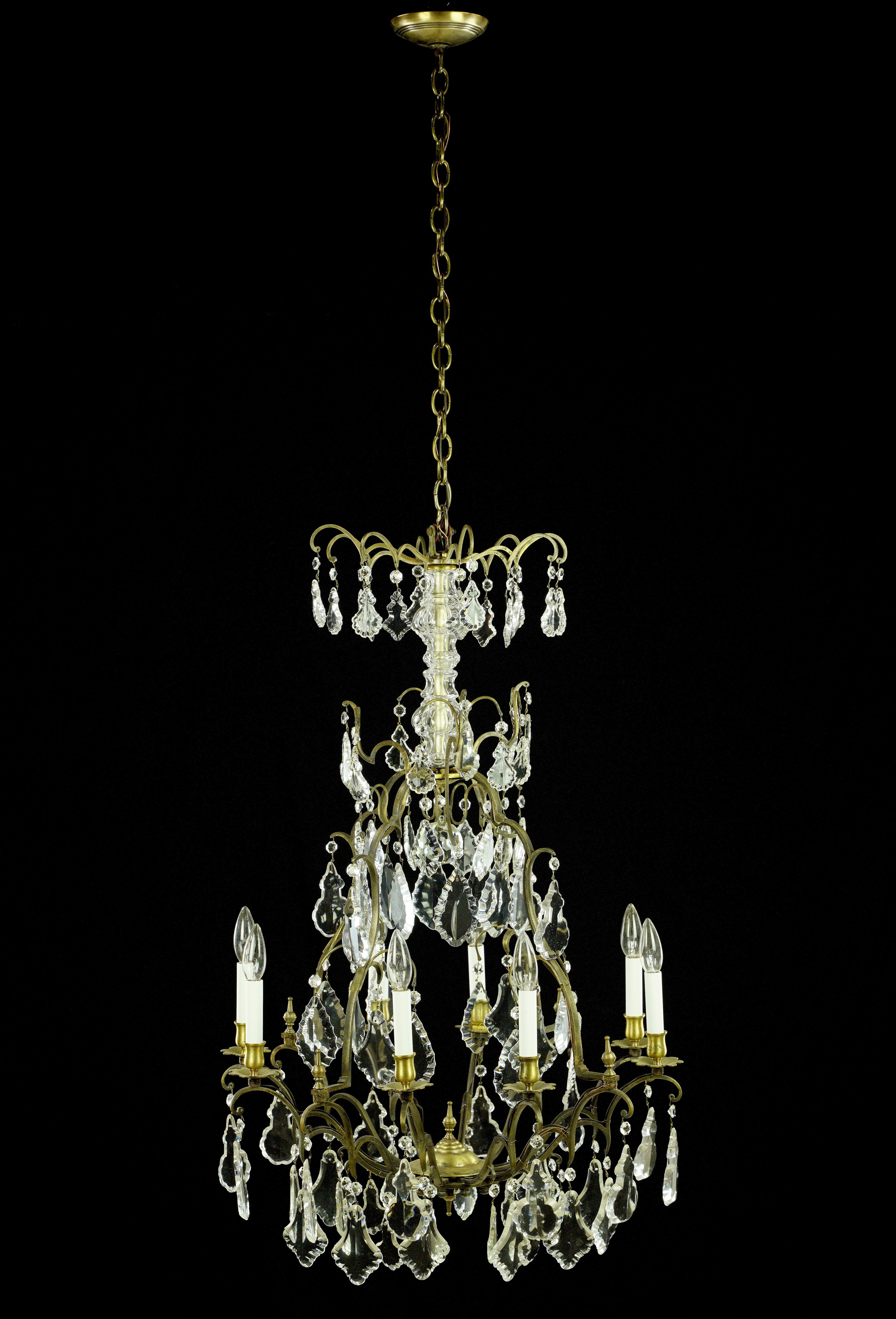 Ce lustre français ancien a été restauré avec amour pour retrouver sa gloire d'antan, mettant en valeur l'élégance intemporelle d'une époque révolue. Avec ses huit bras, il dégage une impression d'opulence et de grandeur caractéristique des lustres