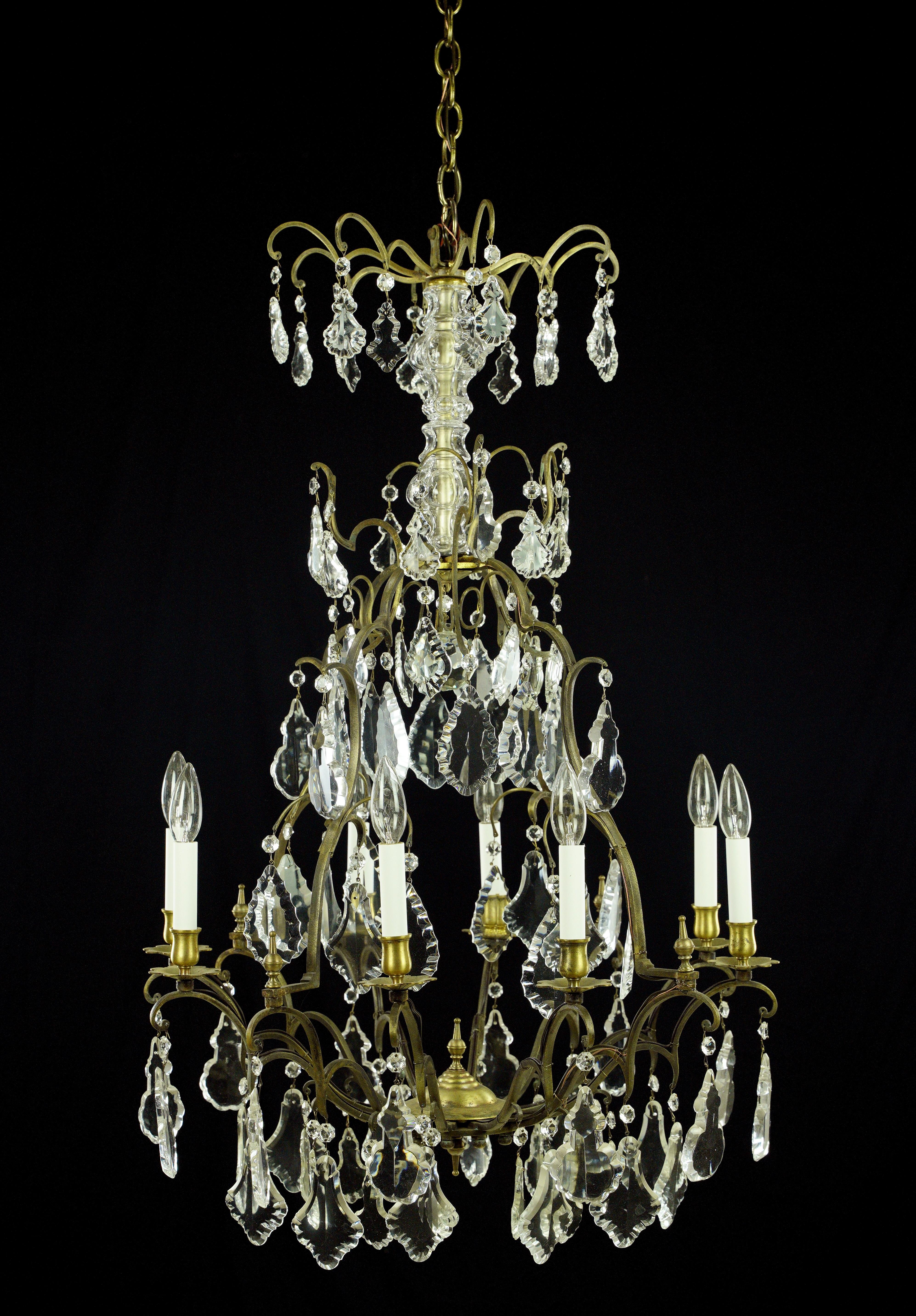 Nord-américain Lustre français ancien à 8 bras en laiton, cristal et verre en vente