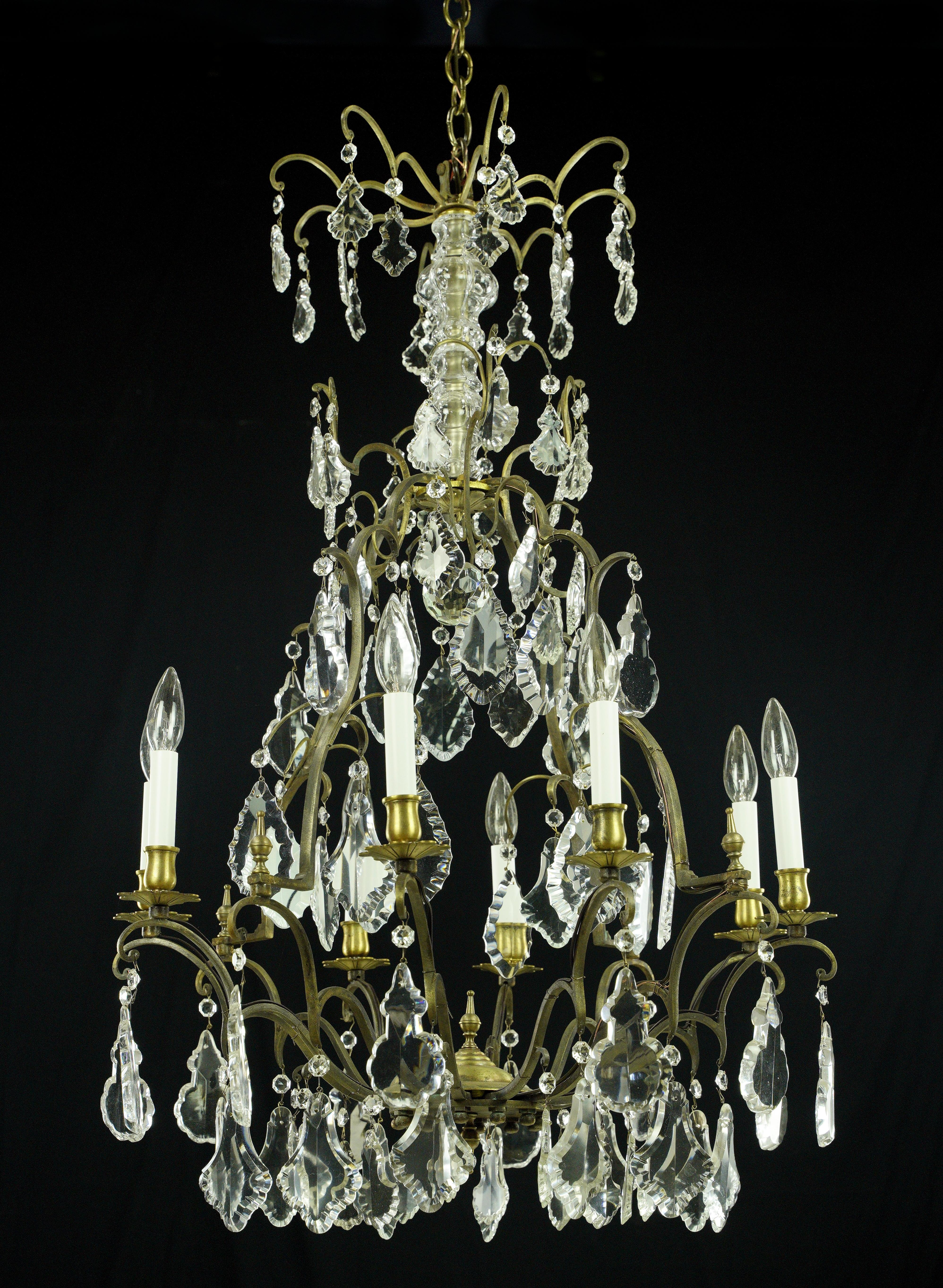 Lustre français ancien à 8 bras en laiton, cristal et verre Bon état - En vente à New York, NY
