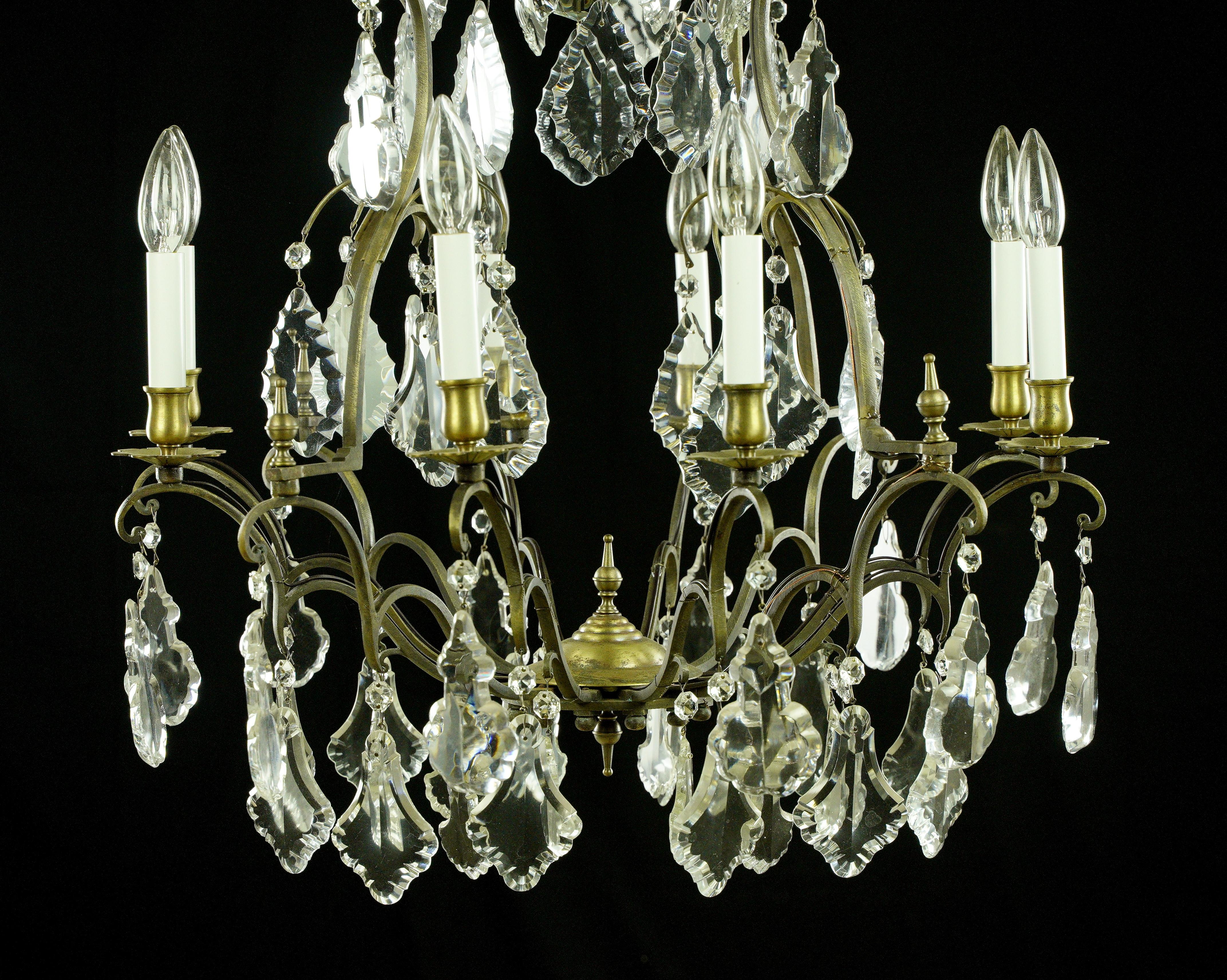 20ième siècle Lustre français ancien à 8 bras en laiton, cristal et verre en vente