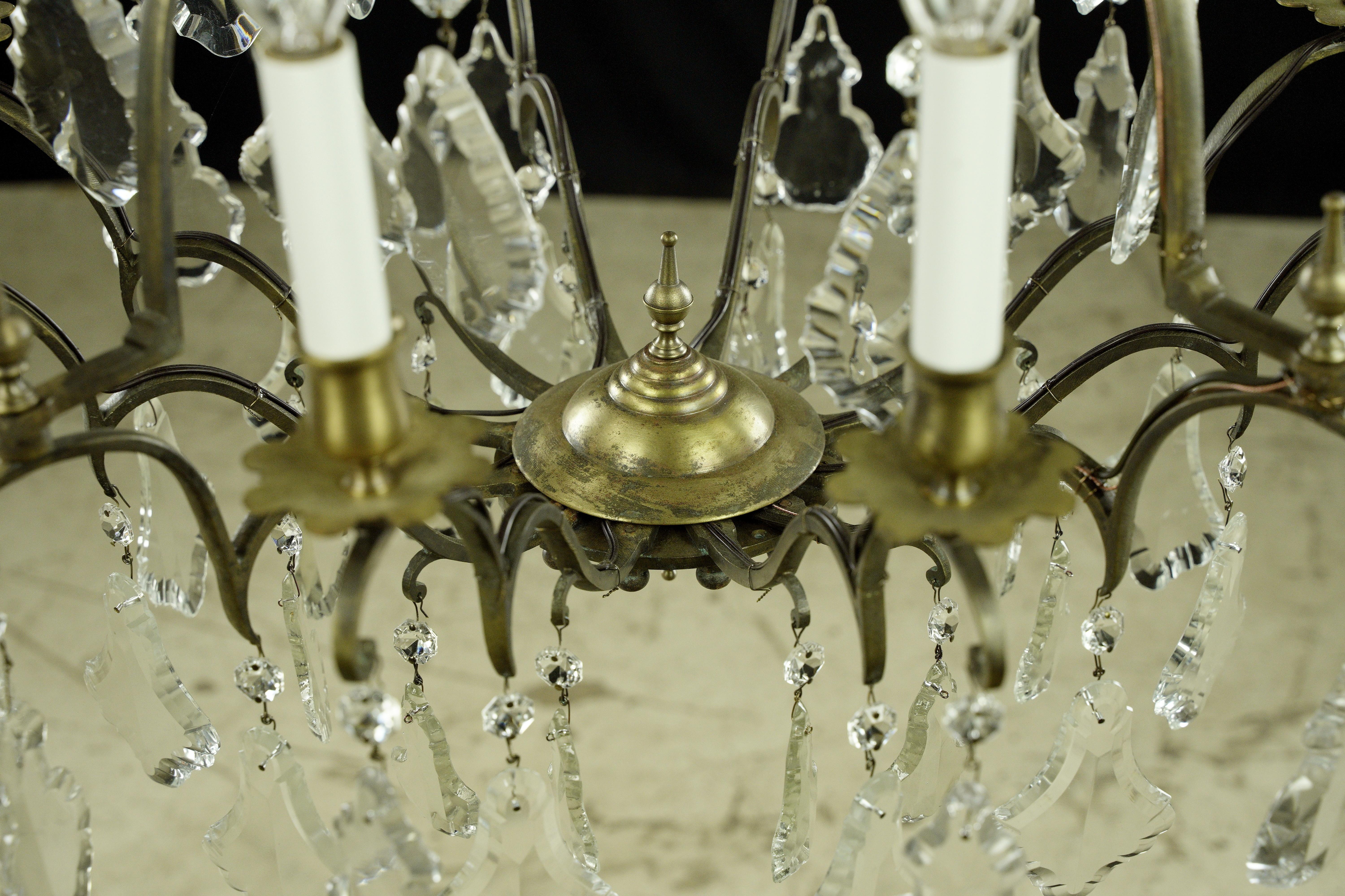 Laiton Lustre français ancien à 8 bras en laiton, cristal et verre en vente