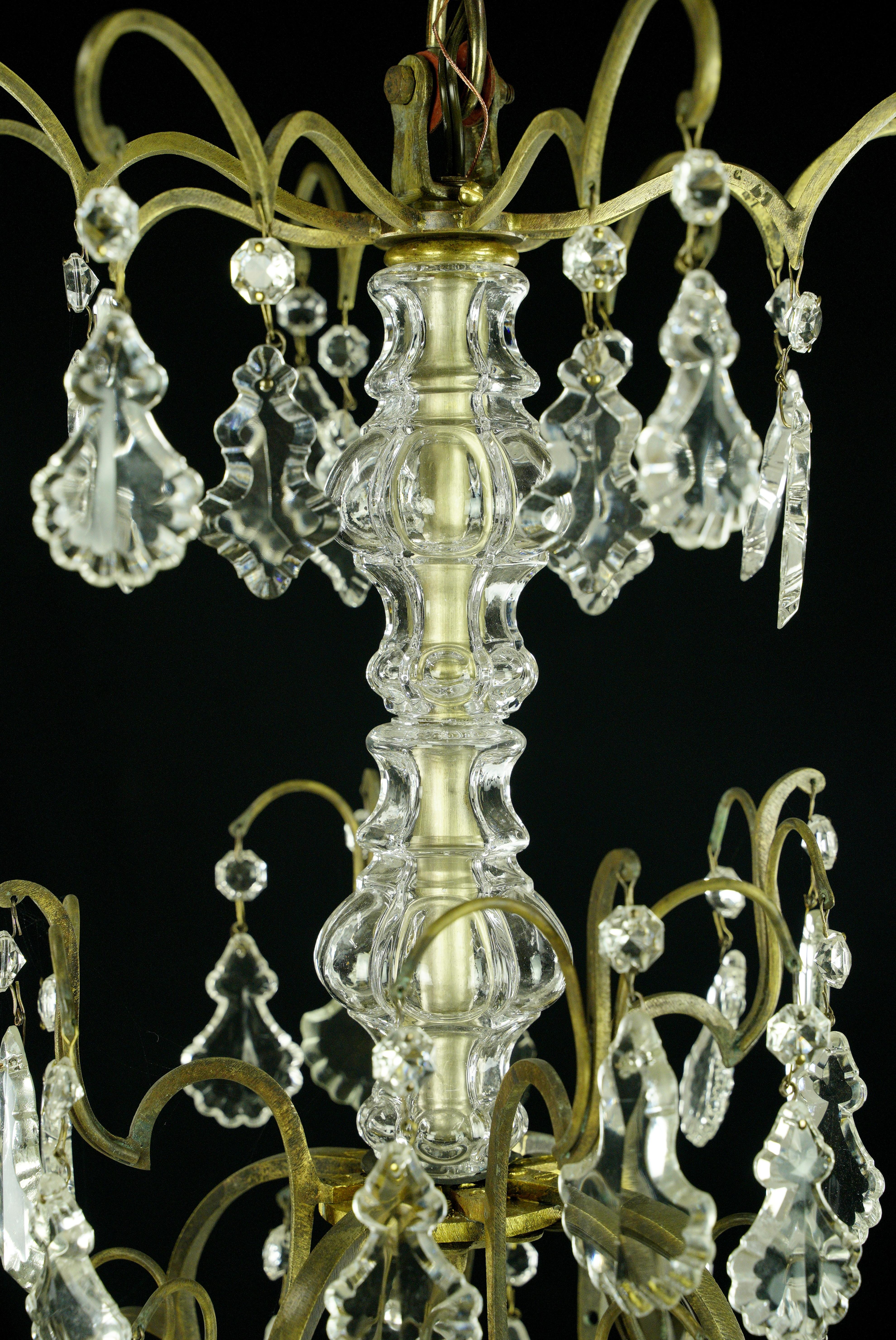 Lustre français ancien à 8 bras en laiton, cristal et verre en vente 1