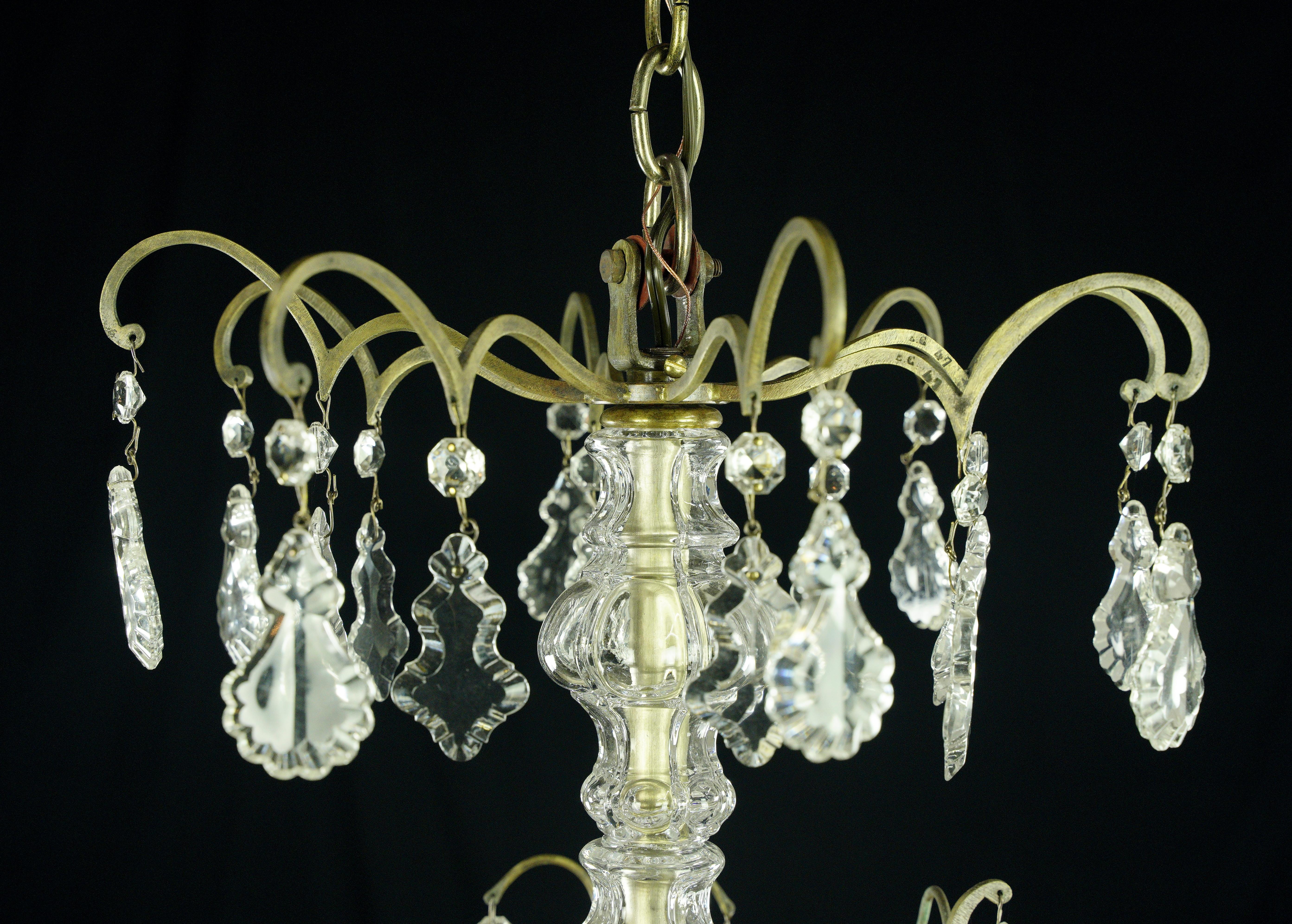 Lustre français ancien à 8 bras en laiton, cristal et verre en vente 2