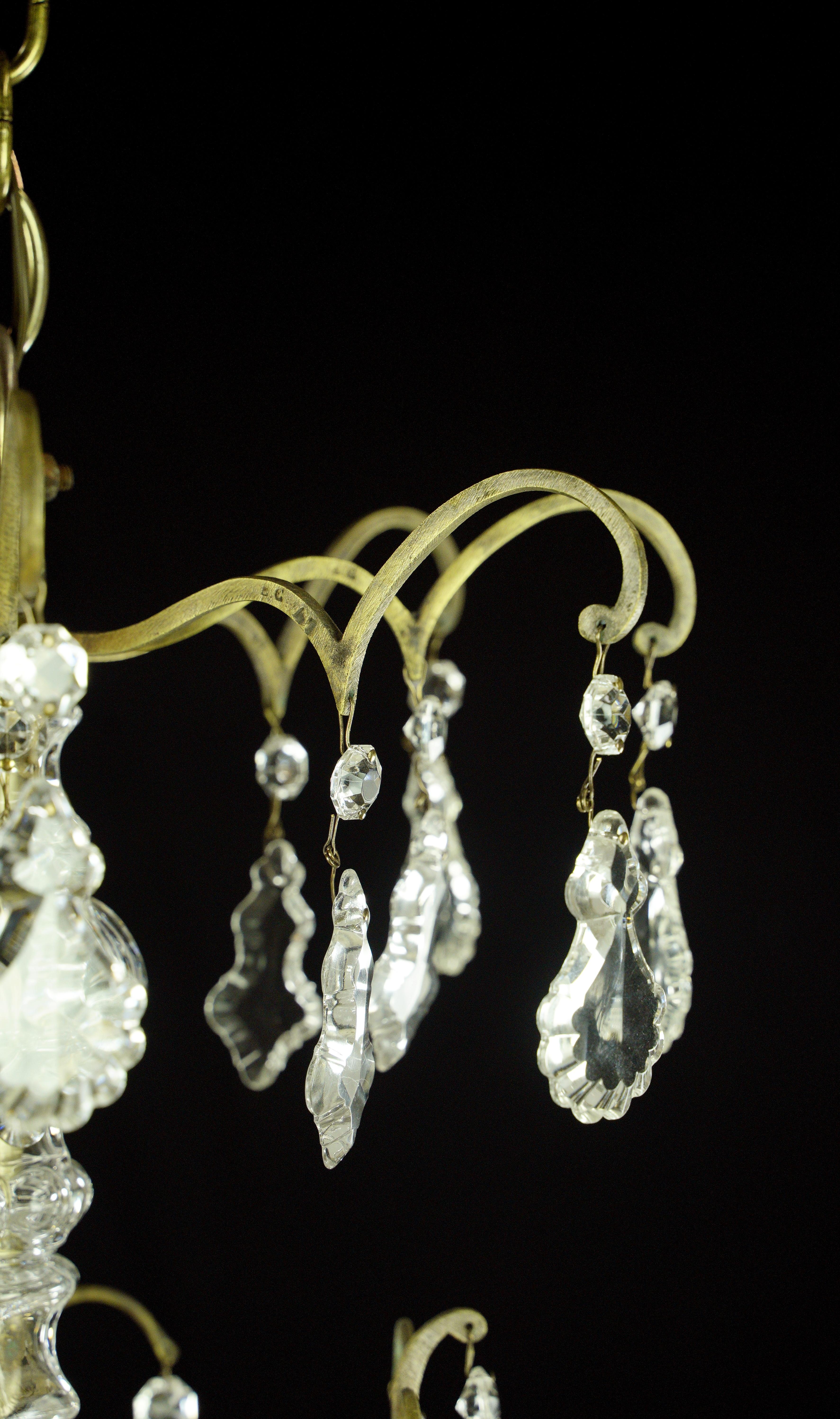 Lustre français ancien à 8 bras en laiton, cristal et verre en vente 3