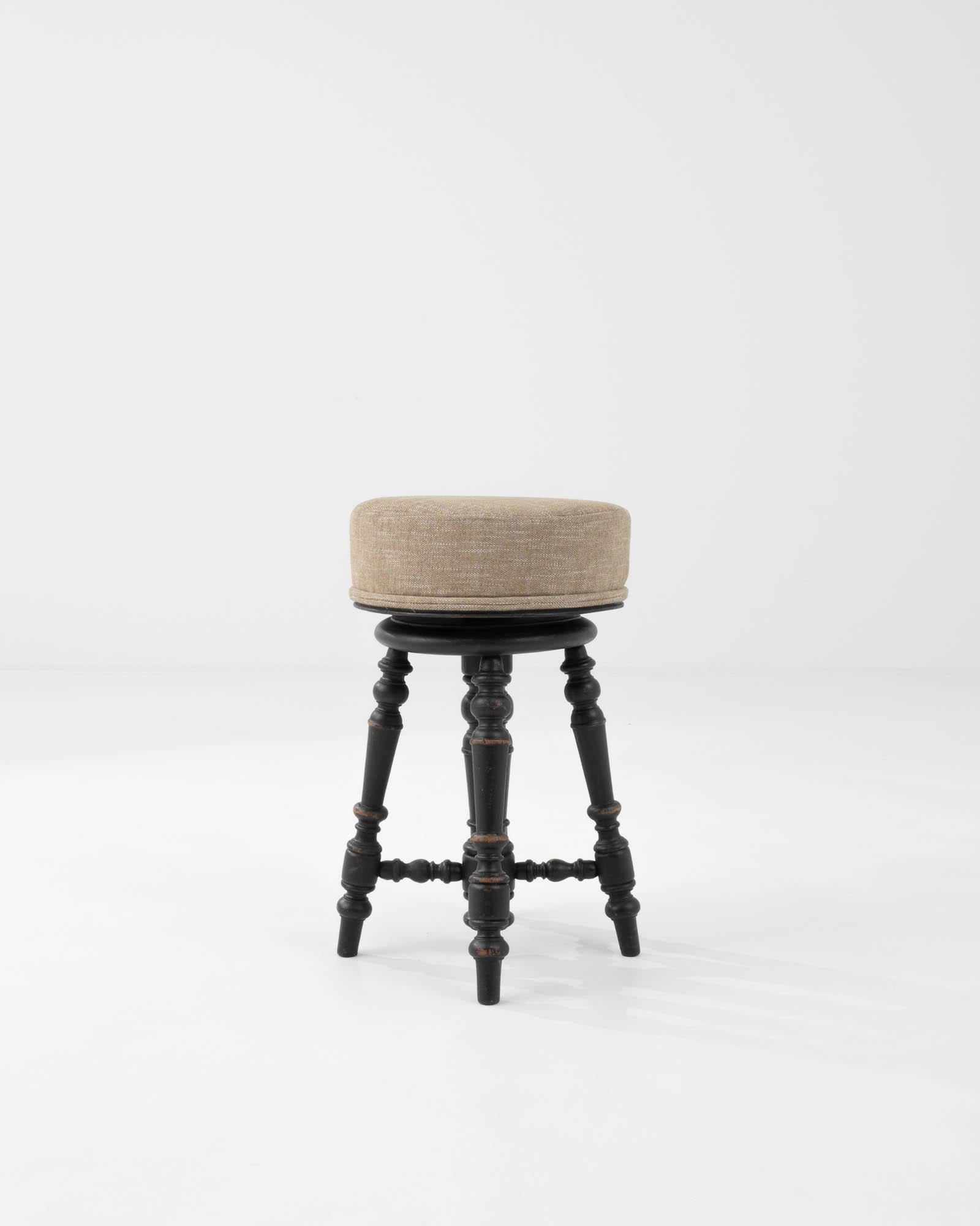Tissu d'ameublement Banc de piano ancien réglable français en vente