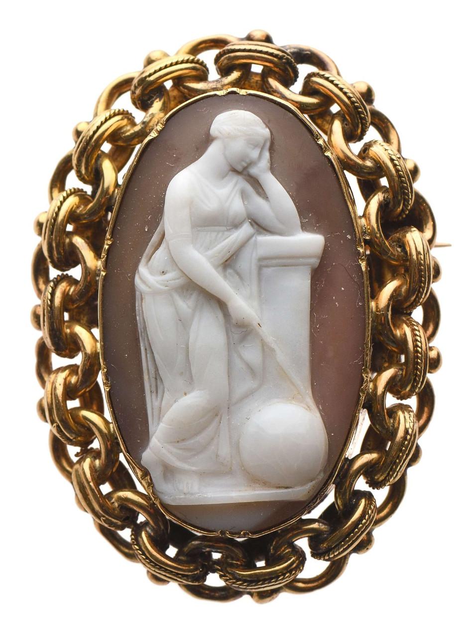 Brooch in 18Kt yellow gold decorated with a cameo on agate in the profile of a thinking woman, in a closed setting, surrounded by a line of double mesh. Dimensions: 40 x 30 mm - Gross weight: 5 g