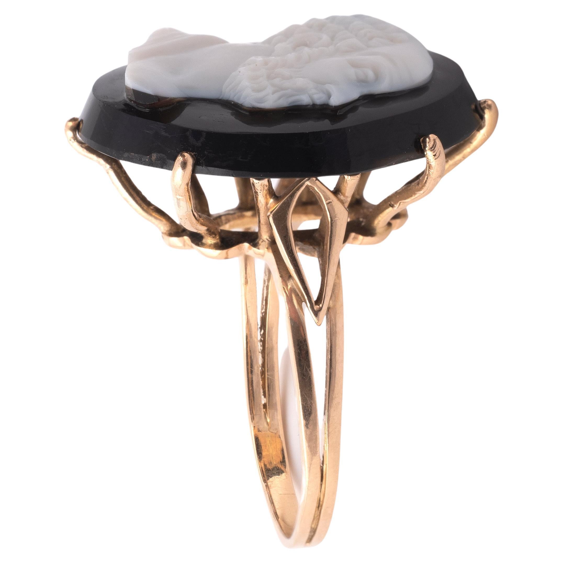 18K gold ring adorned with a claw-set cameo showing the face of an antique-style man with full beard and wavy hair. Top size cameo is 26mmx 18mm.French maker's mark. Ring size: 8 3/4 - Gross weight: 8.3 g
