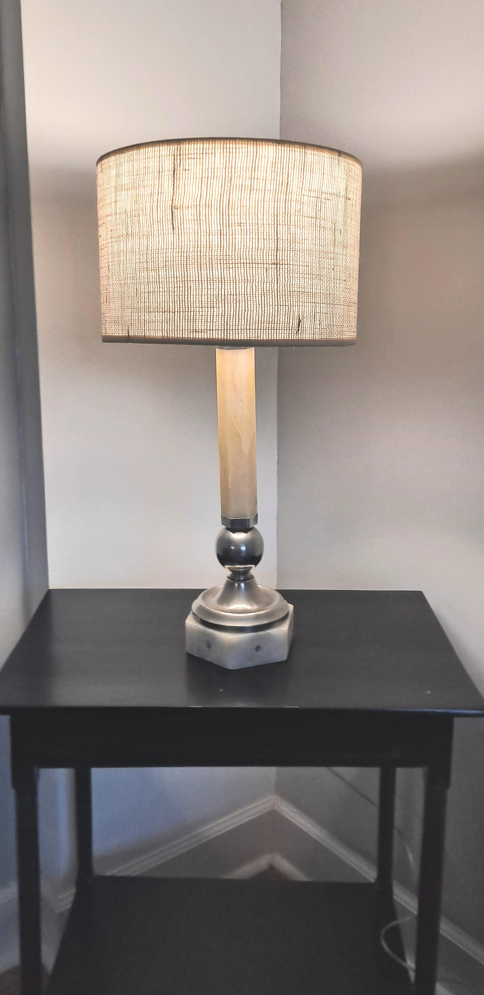 Français Lampe de table Art Déco en albâtre français en vente