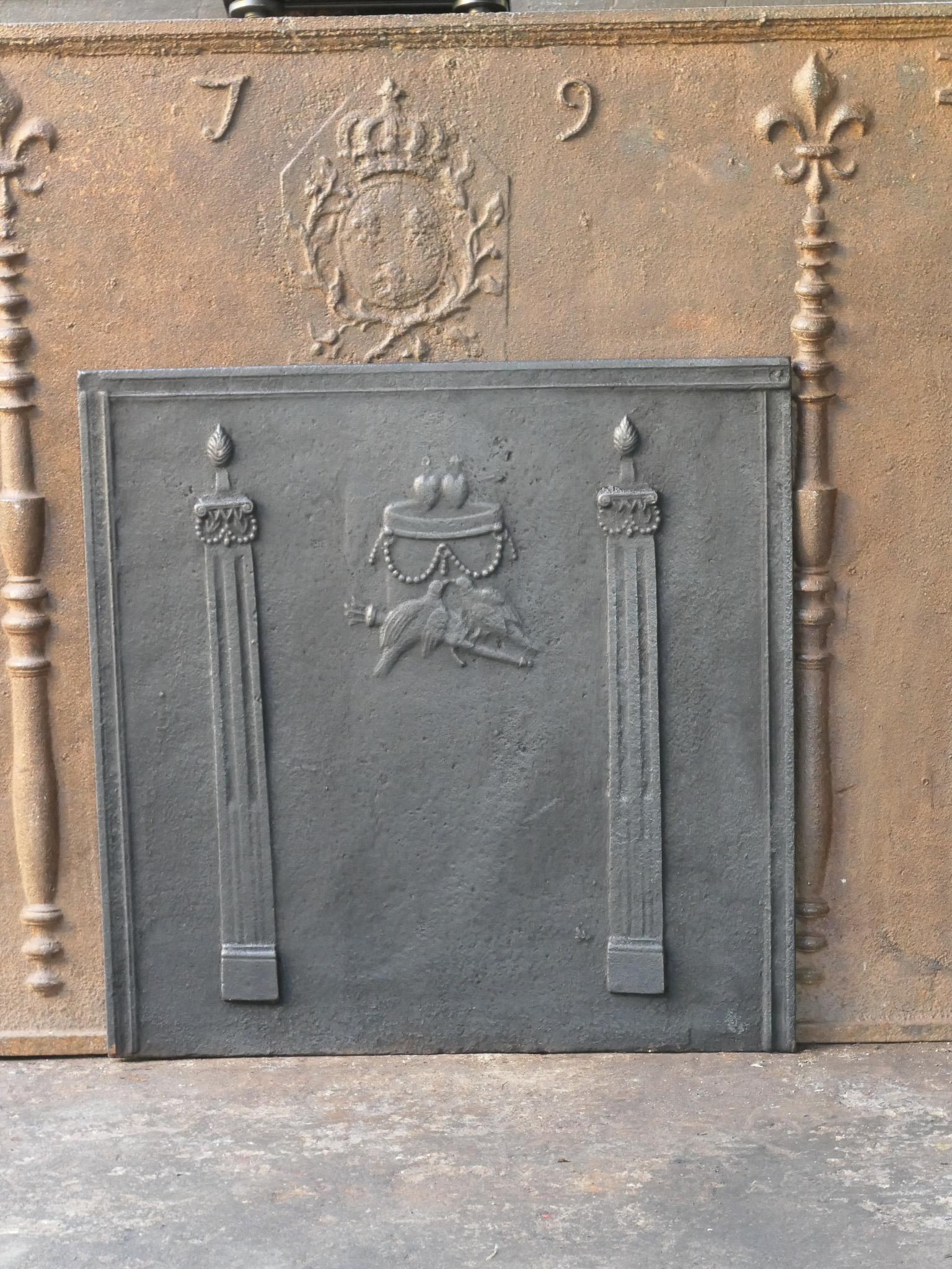 18th-19th century French Neoclassical fireback with the pillars of freedom and a decoration depicting an allegory of love. 

The fireback is made of cast iron and has a black / pewter patina. The fireback is in a good condition and does not have
