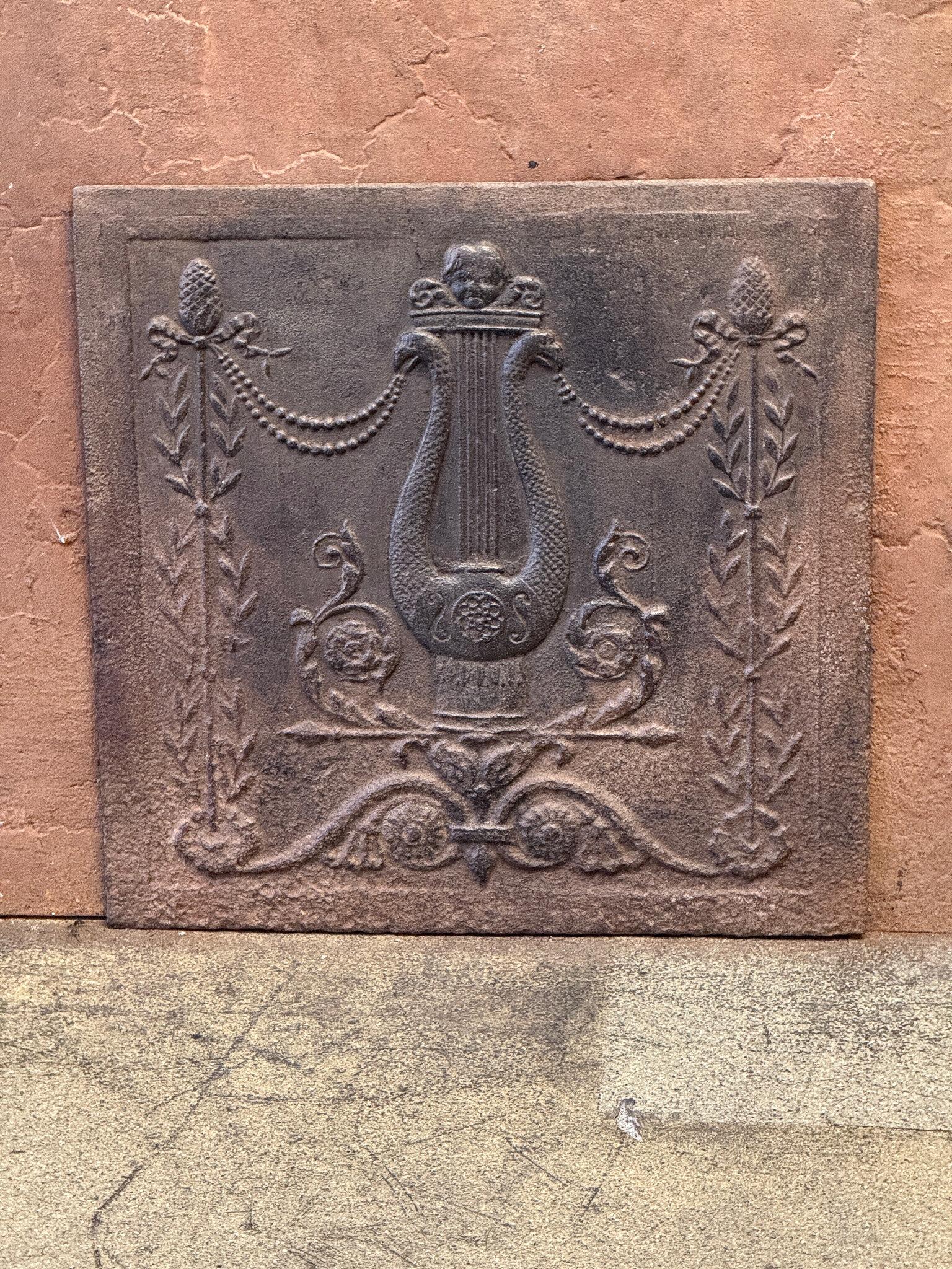 Parafuoco francese del XIX secolo di epoca neoclassica con un'allegoria della musica. 

Lo schienale è in ghisa e presenta una patina marrone naturale. Su richiesta, può essere realizzato in nero/acciaio. Le condizioni sono buone, senza crepe.