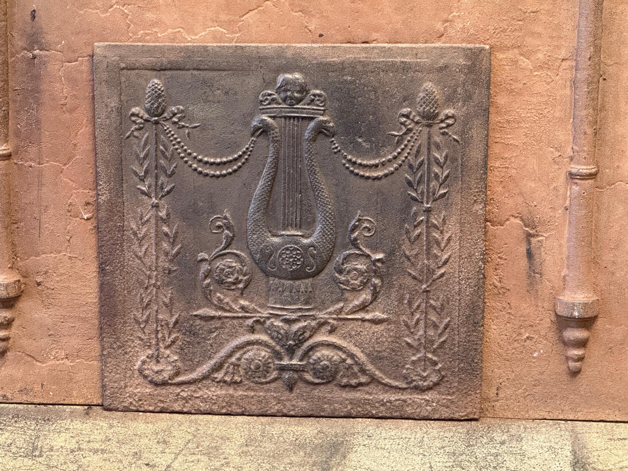 Francese Antique French 'Allegoria della musica', parafuoco, inizio XIX secolo in vendita