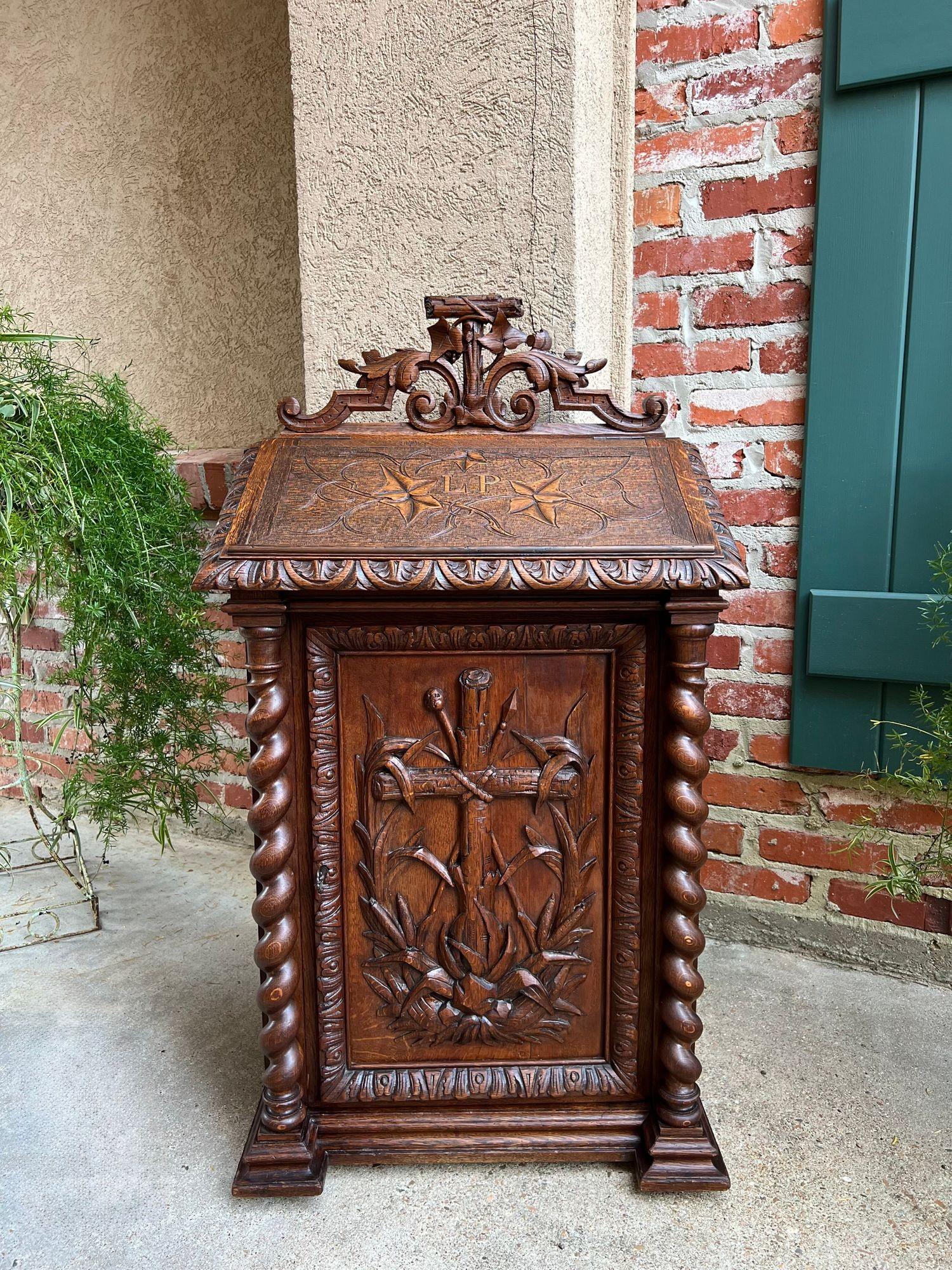 Antique French Altar Lecturn Gothic Bible Box Podium Sacristy Cabinet Carved Oak.

Direttamente dalla Francia, un armadio ecclesiastico francese del XIX secolo squisitamente intagliato a mano e caratterizzato da dettagli gotici e rinascimentali