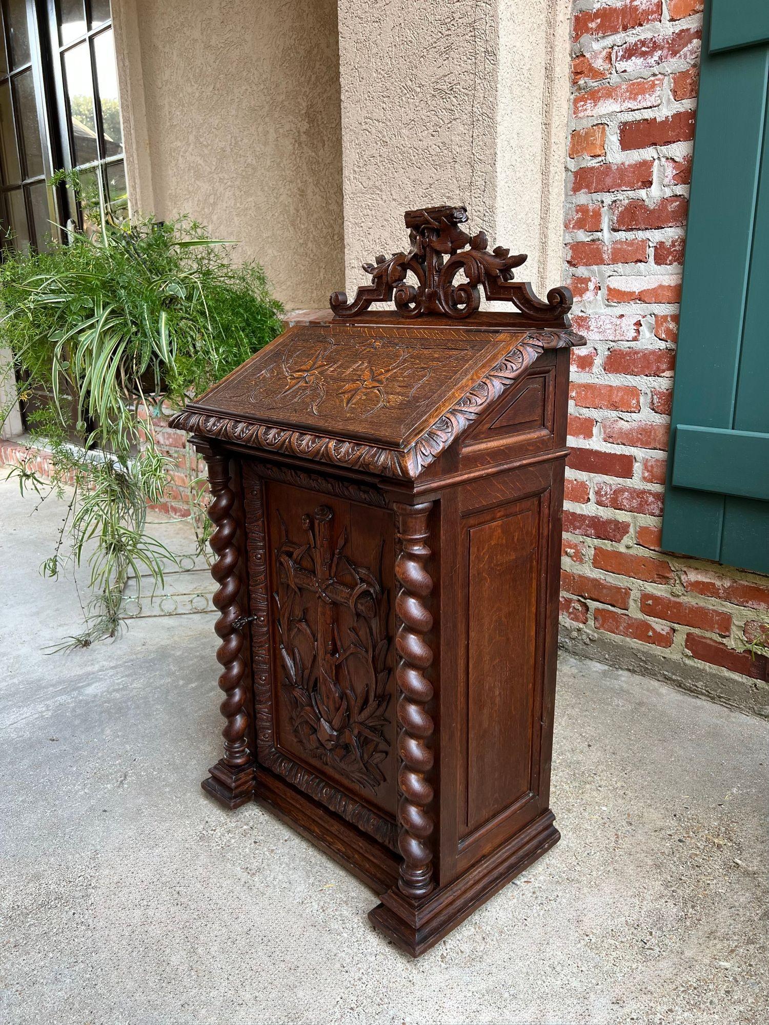 Intagliato a mano Antique French Altar Lecturn Gothic Bible Box Podium Sacristy Cabinet Carved Oak in vendita