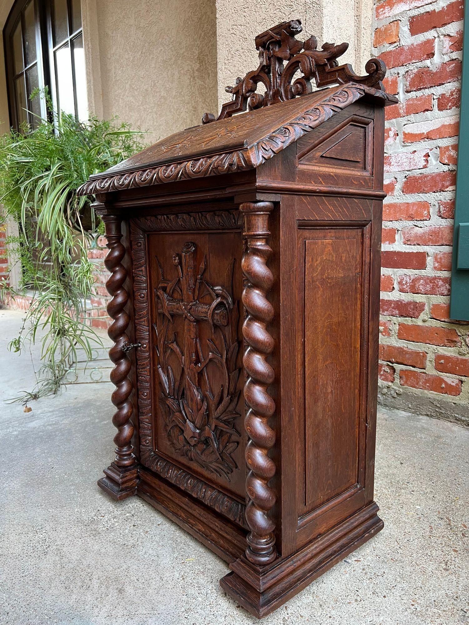 Antique French Altar Lecturn Gothic Bible Box Podium Sacristy Cabinet Carved Oak In condizioni buone in vendita a Shreveport, LA