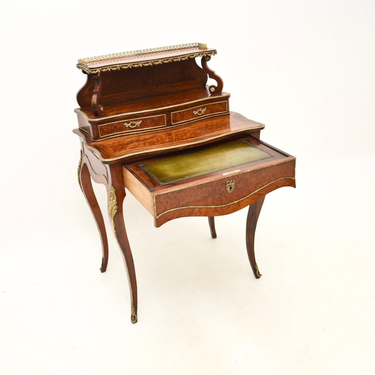 Impresionante escritorio antiguo de amboyna francesa. Fabricado en Francia, lo dataríamos en torno a la década de 1910-20.

Está muy bien diseñado y es de una calidad asombrosa. Las vetas de amboyna son preciosas, tiene monturas de bronce dorado