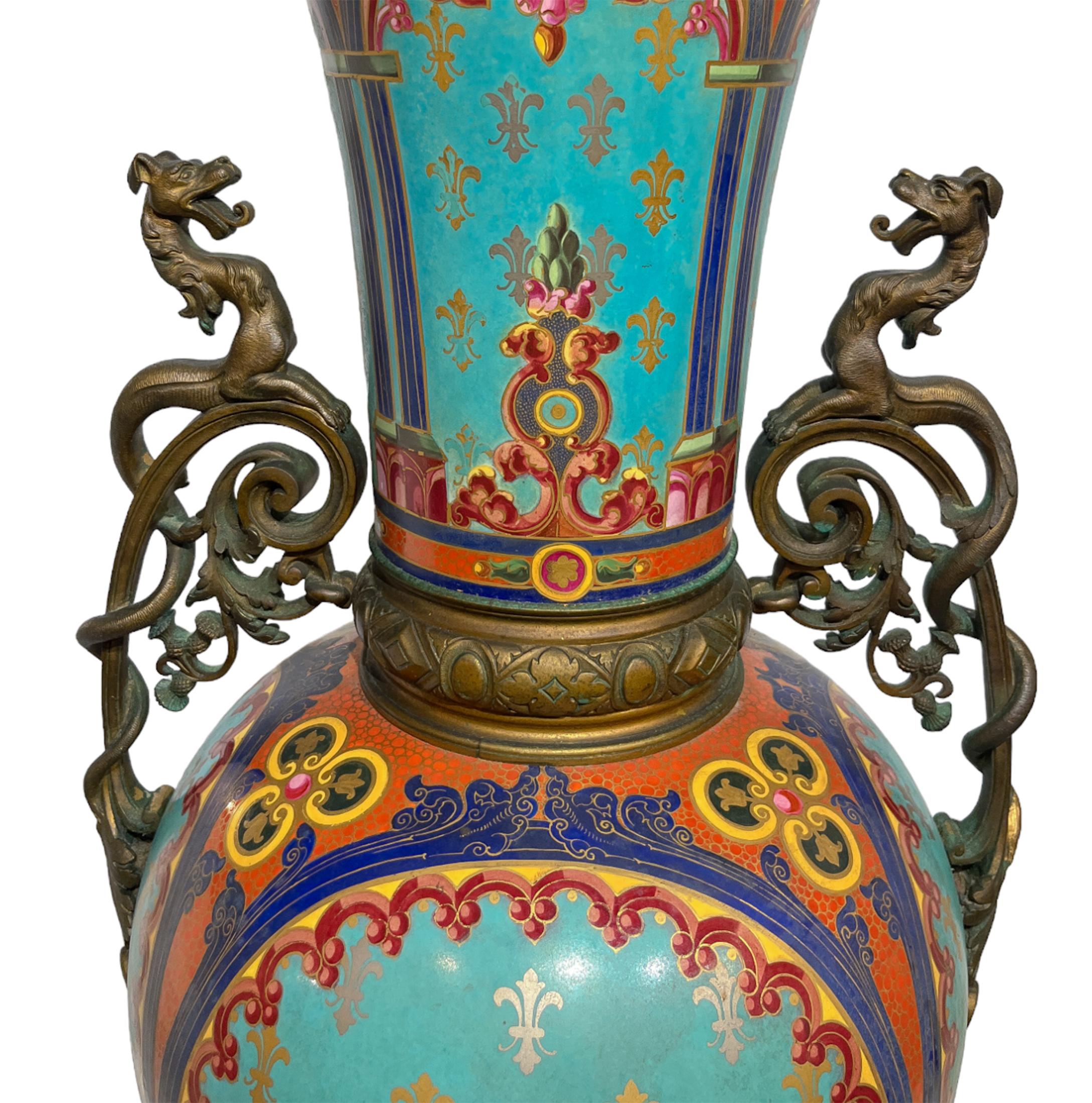 Antike französische und architektonische Vase aus Porzellan und Porzellan im Chinoiserie-Stil (Gebrannt) im Angebot