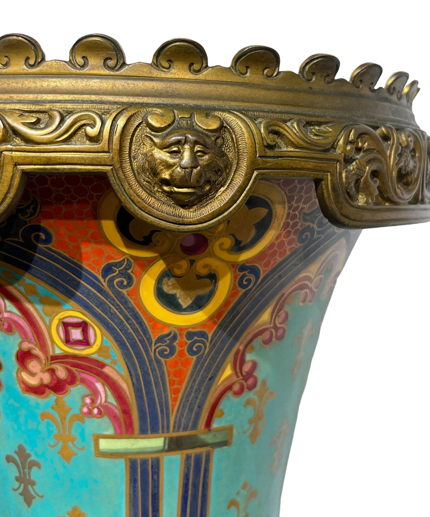 Antike französische und architektonische Vase aus Porzellan und Porzellan im Chinoiserie-Stil (19. Jahrhundert) im Angebot