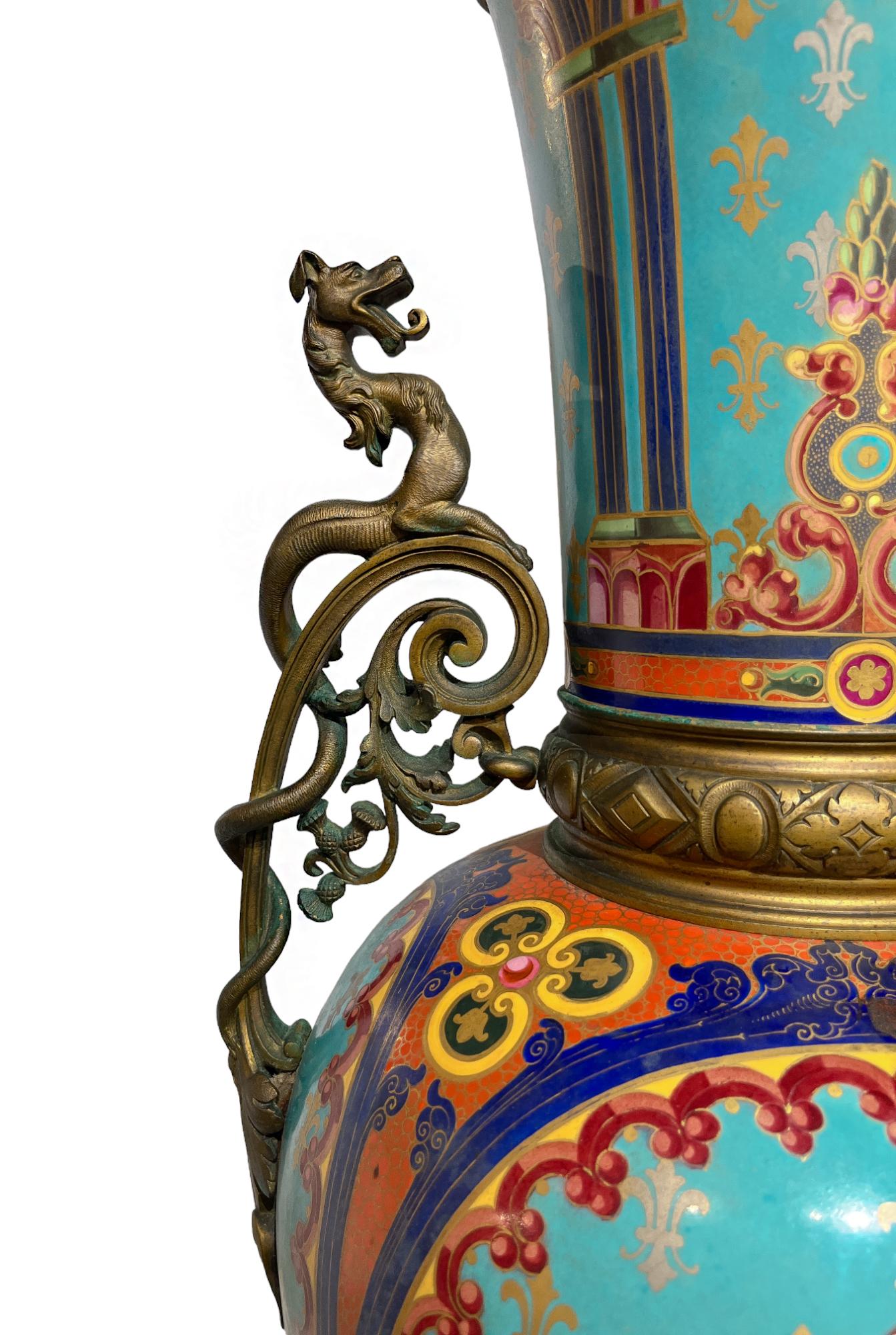Antike französische und architektonische Vase aus Porzellan und Porzellan im Chinoiserie-Stil (Bronze) im Angebot