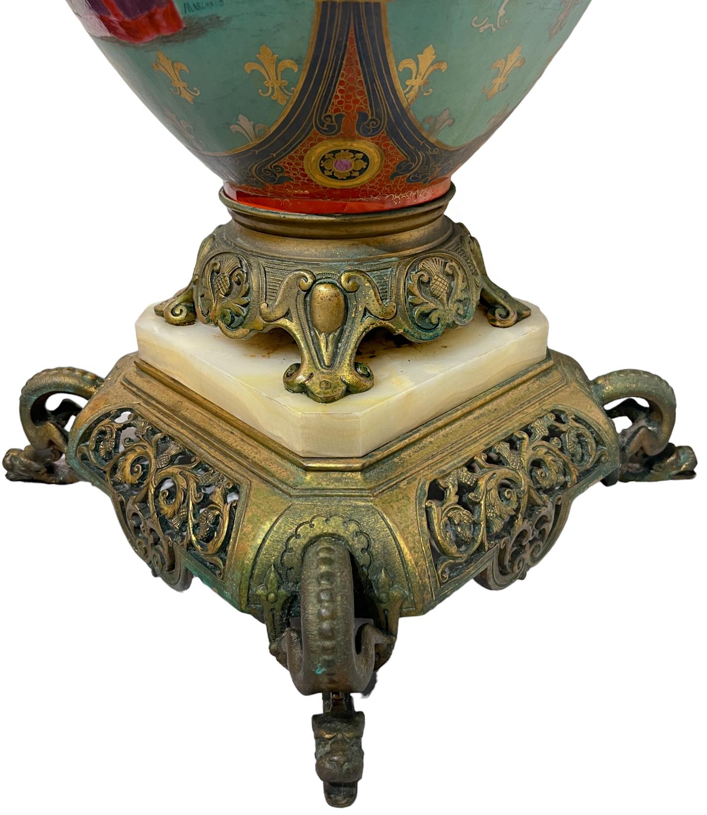 Antike französische und architektonische Vase aus Porzellan und Porzellan im Chinoiserie-Stil im Angebot 3
