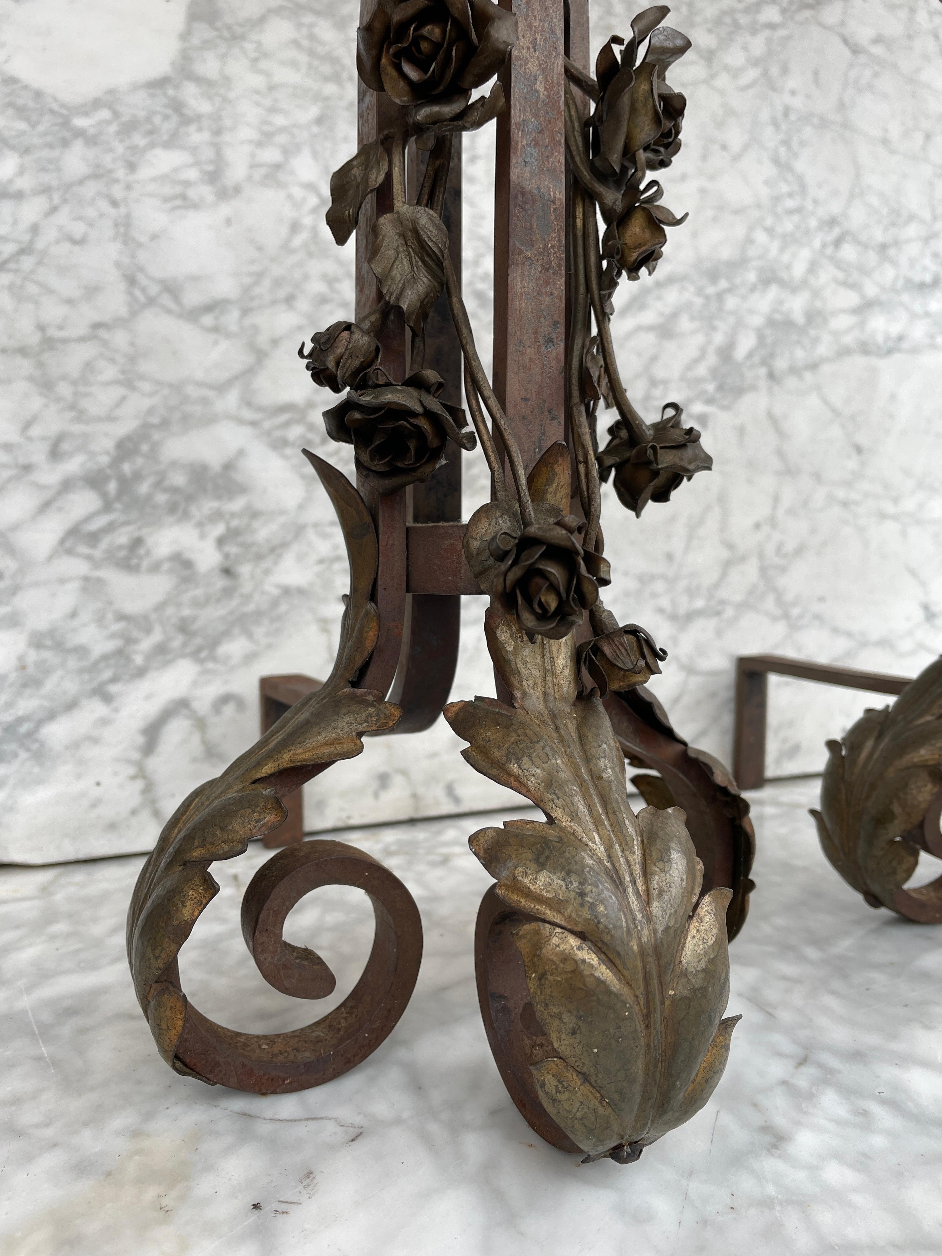 Antike französische Feuerböcke oder Feuerböcke, 19. Jahrhundert mit Blumen (Eisen) im Angebot