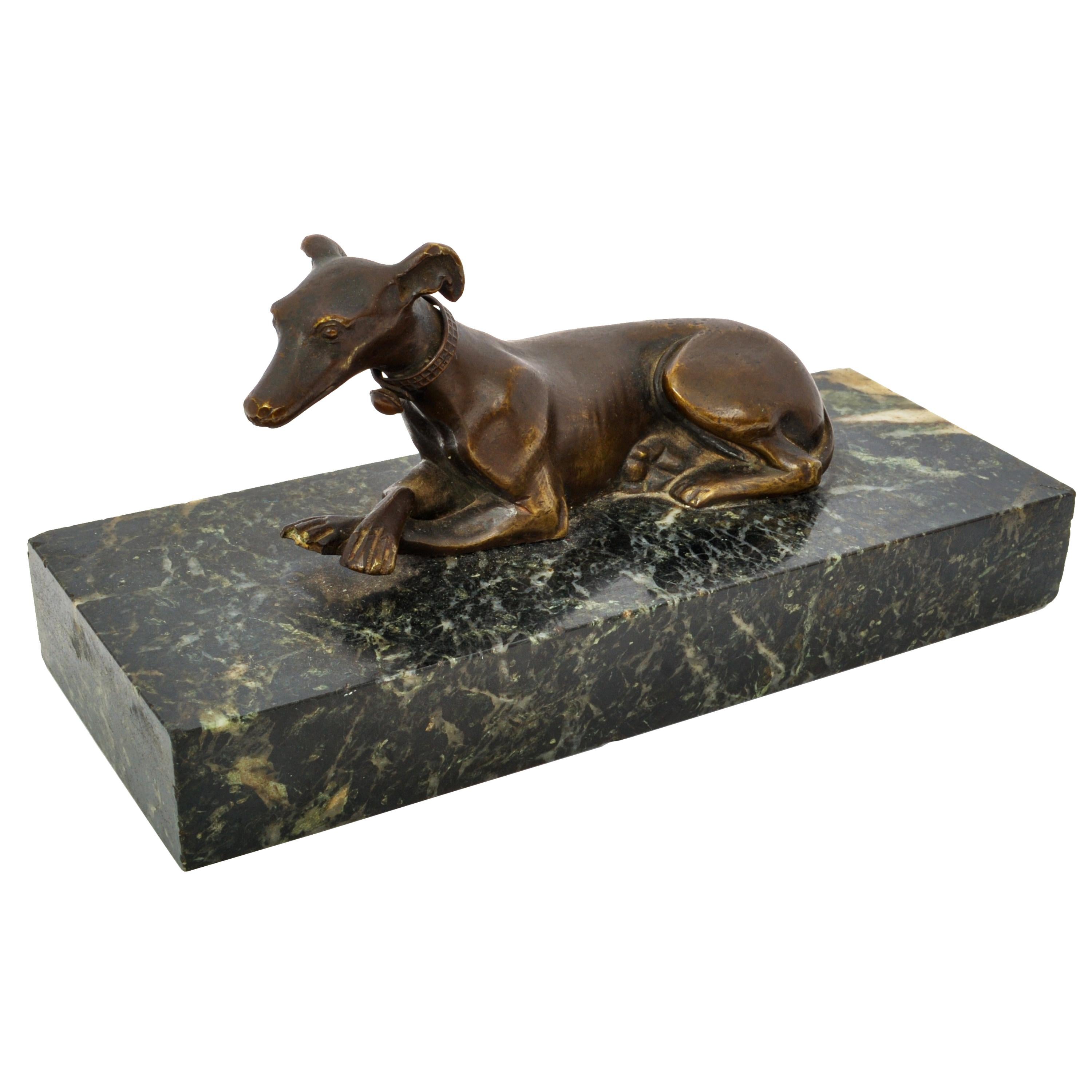 Eine sehr hübsche antike französische Animalier Bronze Windhund Skulptur, Briefbeschwerer, um 1900.
Die Bronze im Stil von Emmanuel Fremiet ist aus massivem Bronzeguss im Wachsausschmelzverfahren (Cire Perdue) hergestellt und stellt einen liegenden