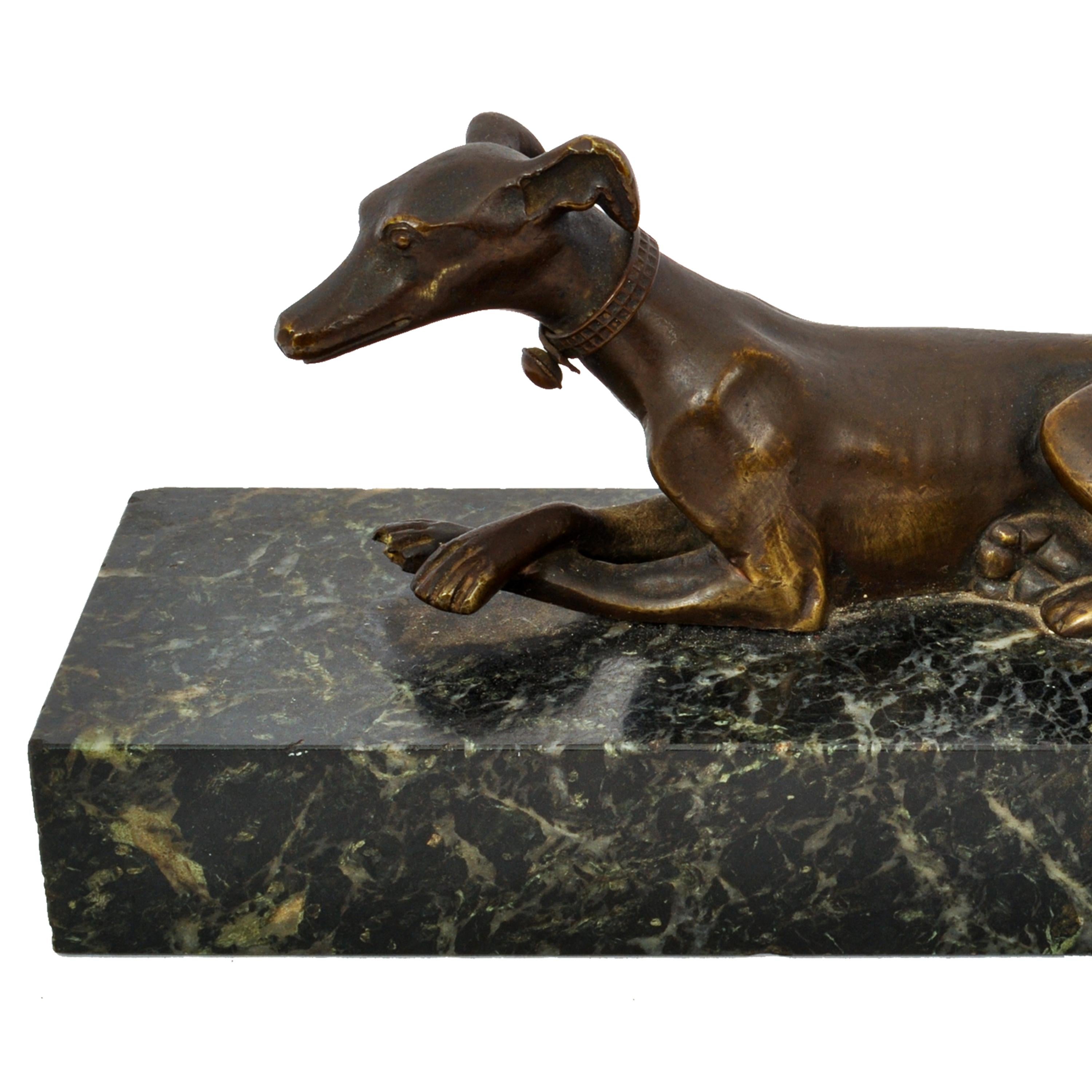 Antike französische Tierleder-Bronze-Marmor-Schreibtisch-Briefbeschwerer mit Windhund-Skulptur, 1900 (Gegossen) im Angebot