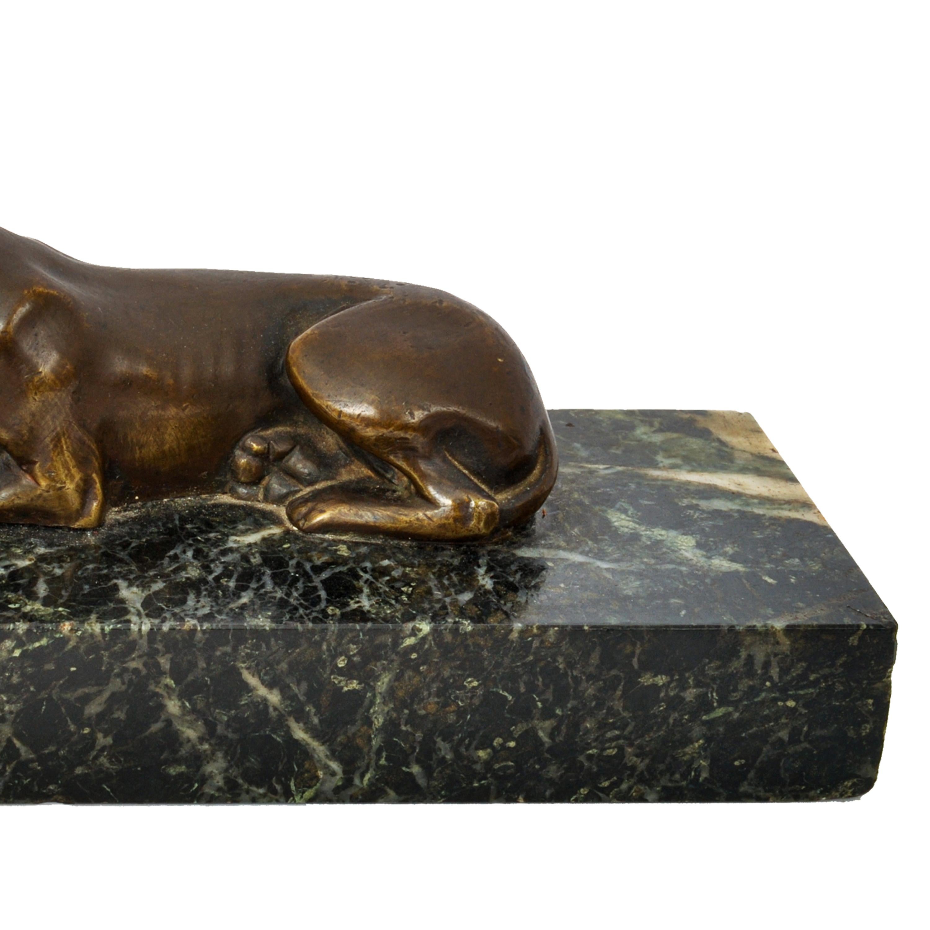 Antike französische Tierleder-Bronze-Marmor-Schreibtisch-Briefbeschwerer mit Windhund-Skulptur, 1900 im Zustand „Gut“ im Angebot in Portland, OR