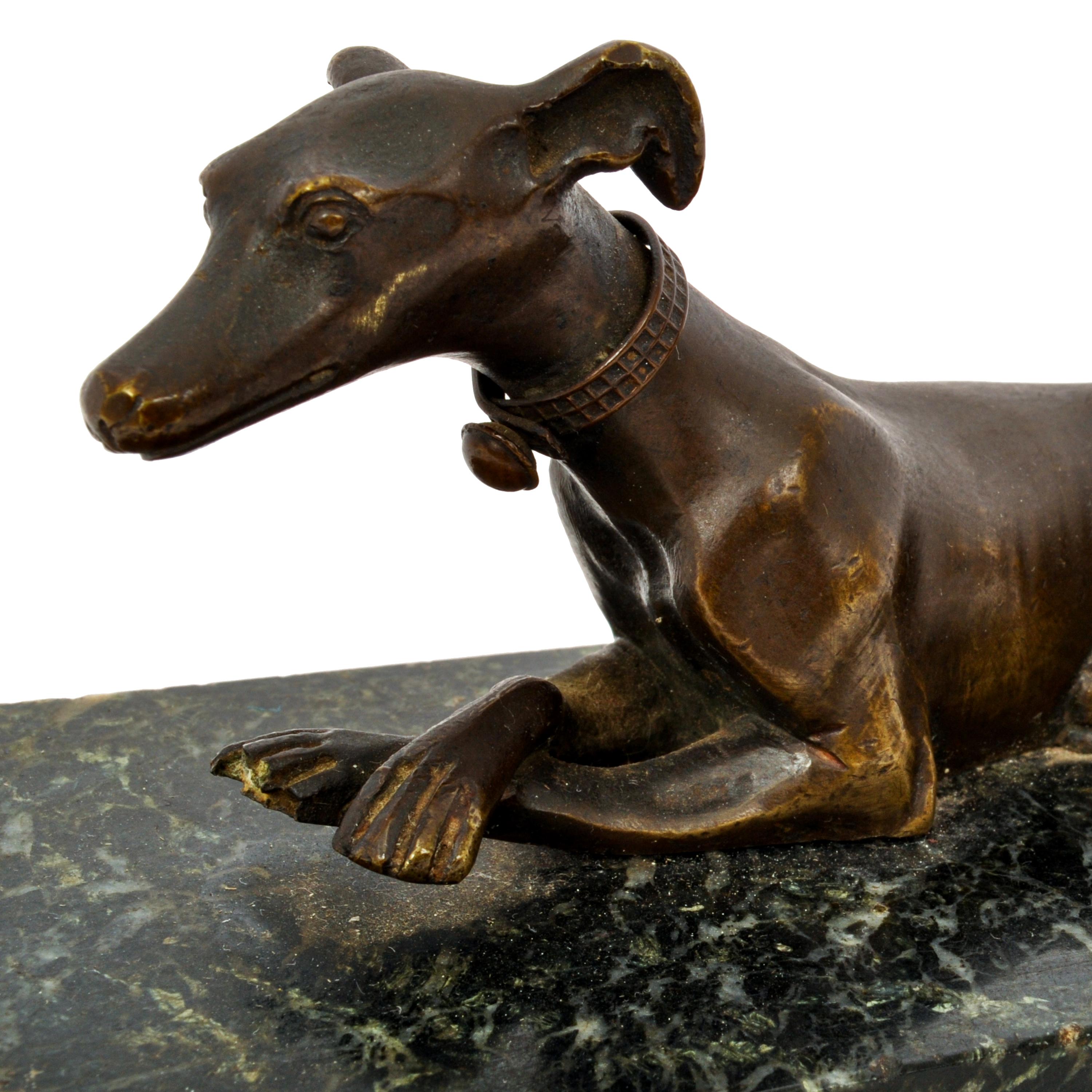 Antike französische Tierleder-Bronze-Marmor-Schreibtisch-Briefbeschwerer mit Windhund-Skulptur, 1900 (Frühes 20. Jahrhundert) im Angebot