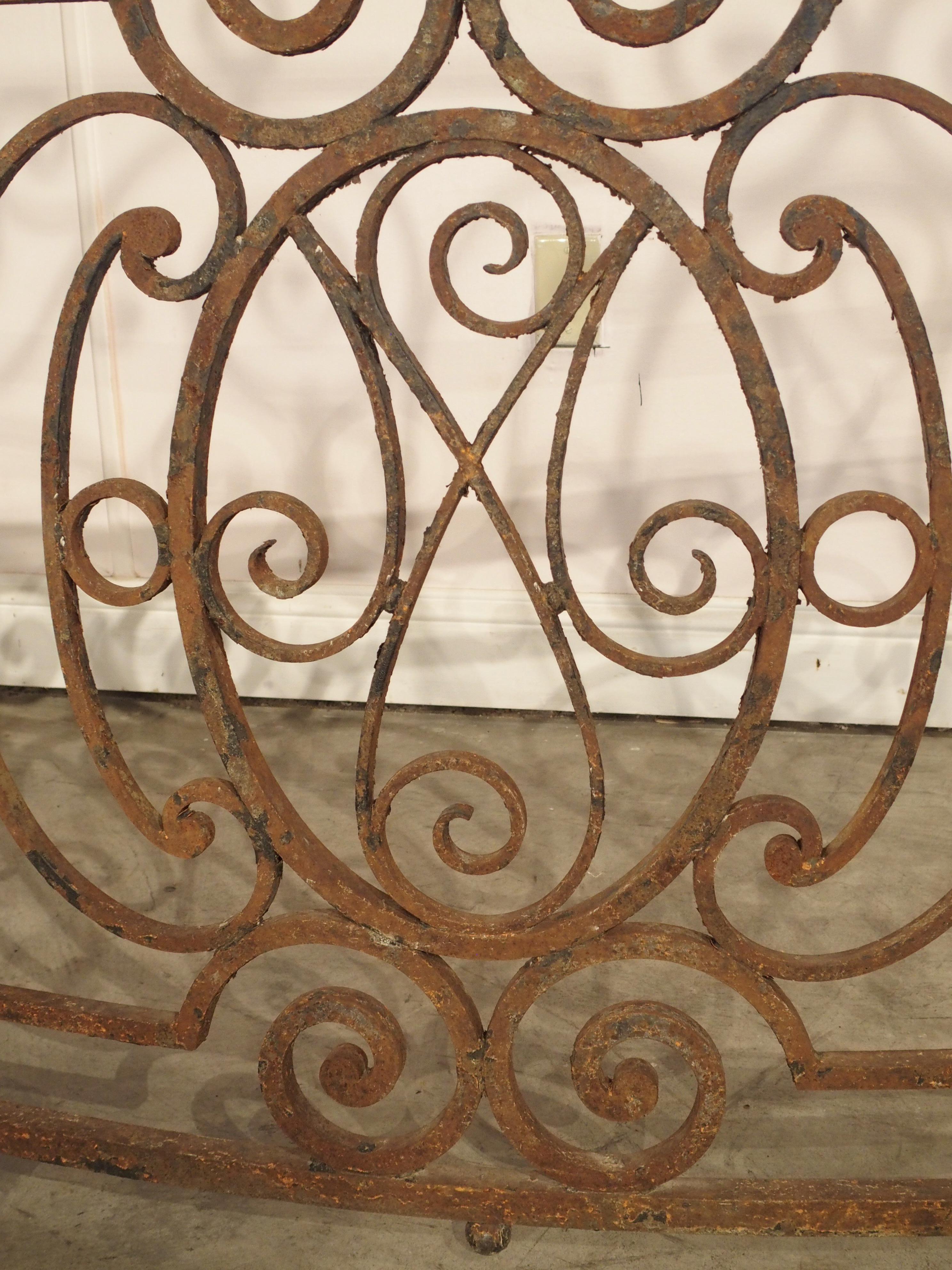 Peint Garde-corps de balcon français ancien en forme d'arbalète en fer forgé, XIXe siècle