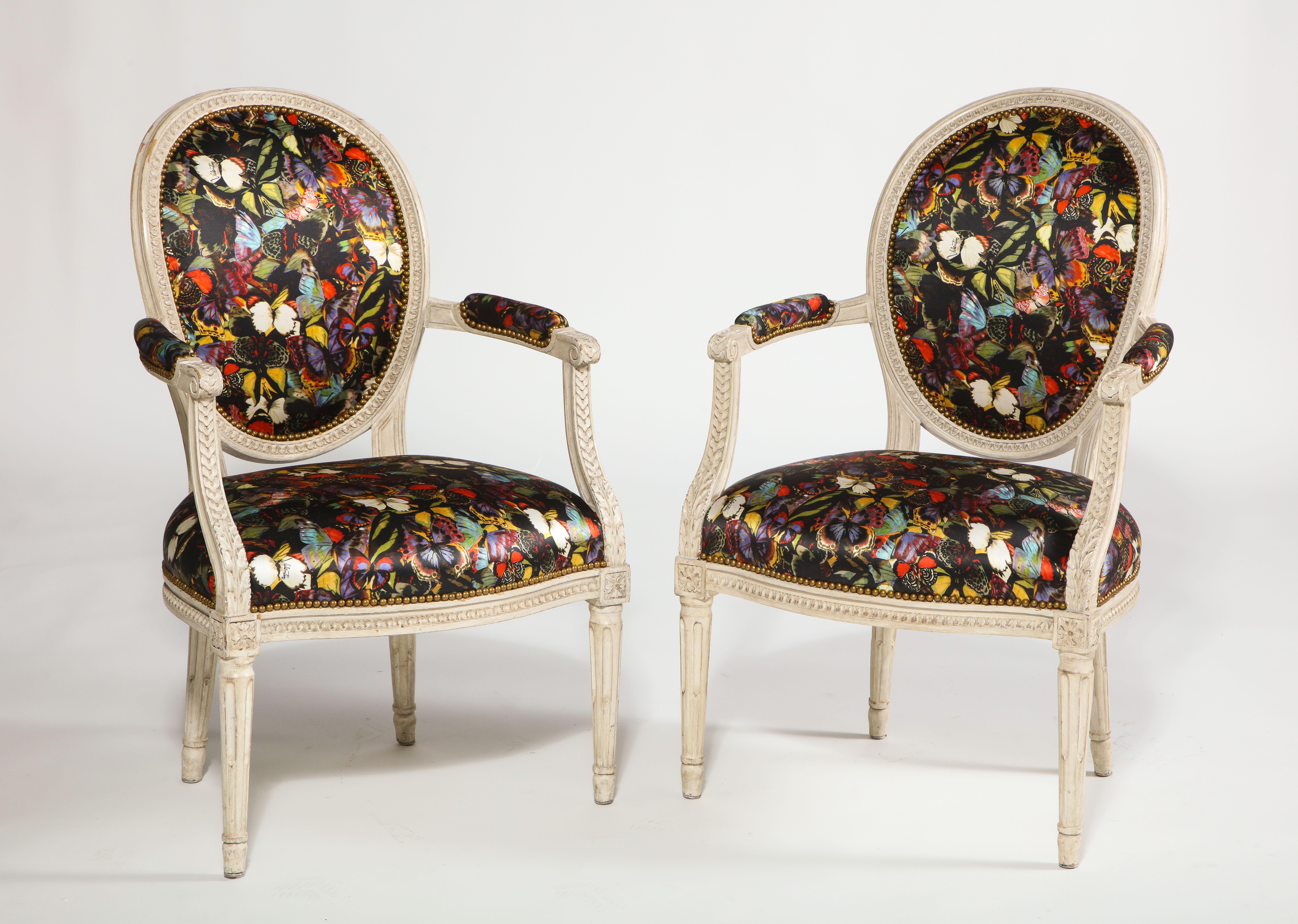 Antique French armchairs in Valentino butterfly silk, pair

Measures: 24