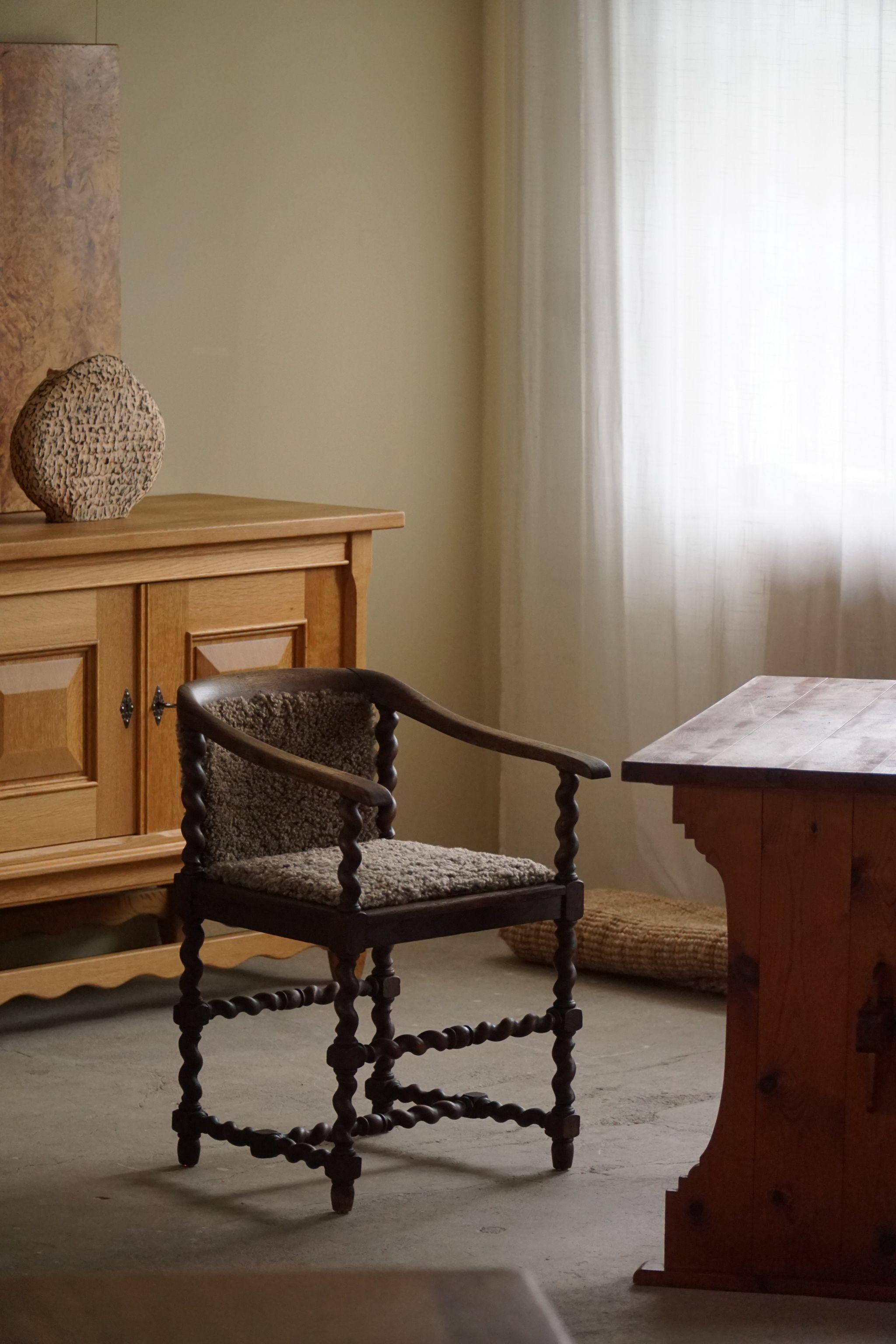 Ein bezaubernder französischer Armlehnstuhl aus massiver Eiche, Sitz und Rückenlehne neu gepolstert mit hochwertiger Lammfellwolle. In der zweiten Hälfte des 19. Jahrhunderts von einem französischen Kunsttischler in feiner Handarbeit gefertigt.