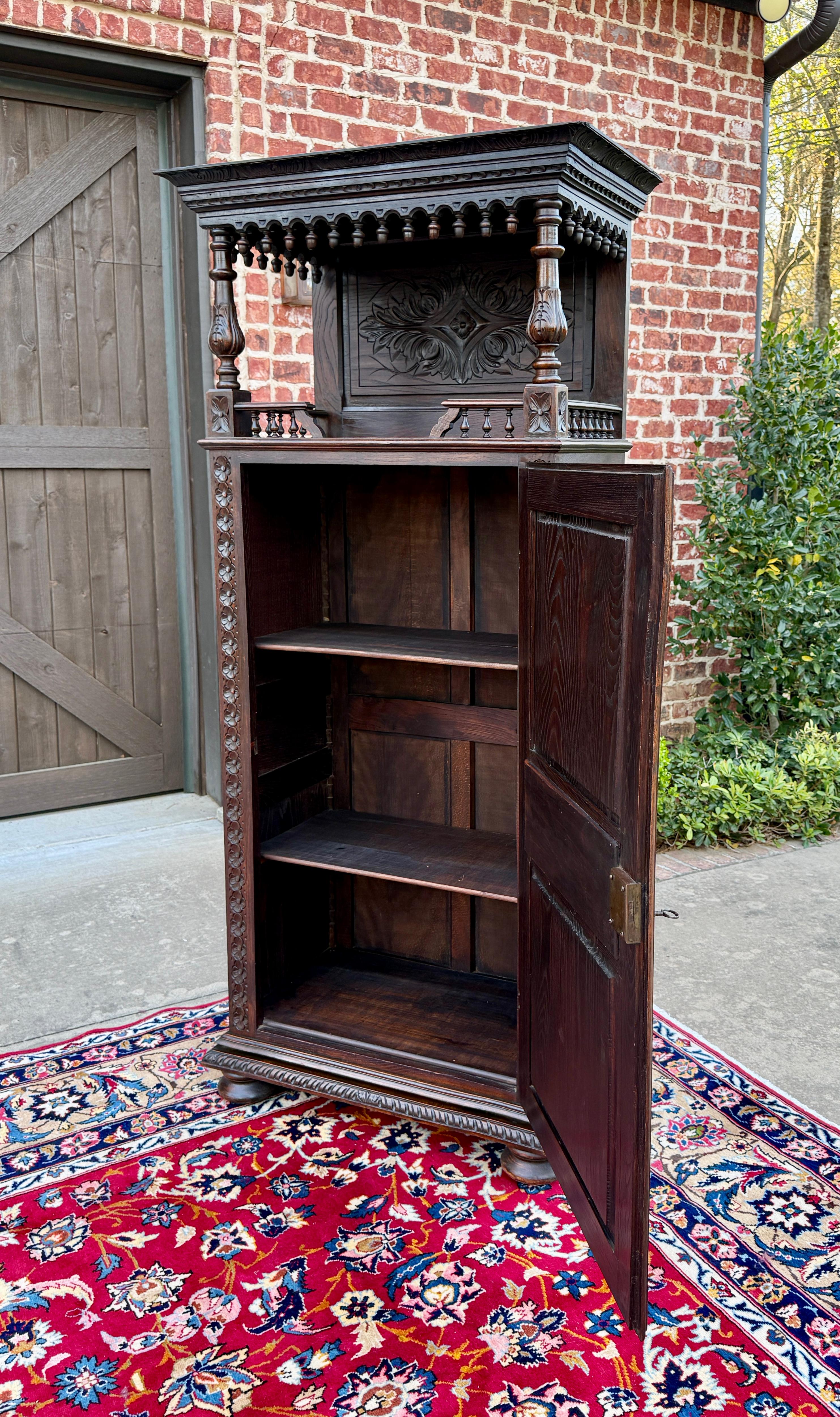 Antique French Armoire Cupboard Linen Cabinet Breton Bonnetiere Chestnut 19th in vendita 10