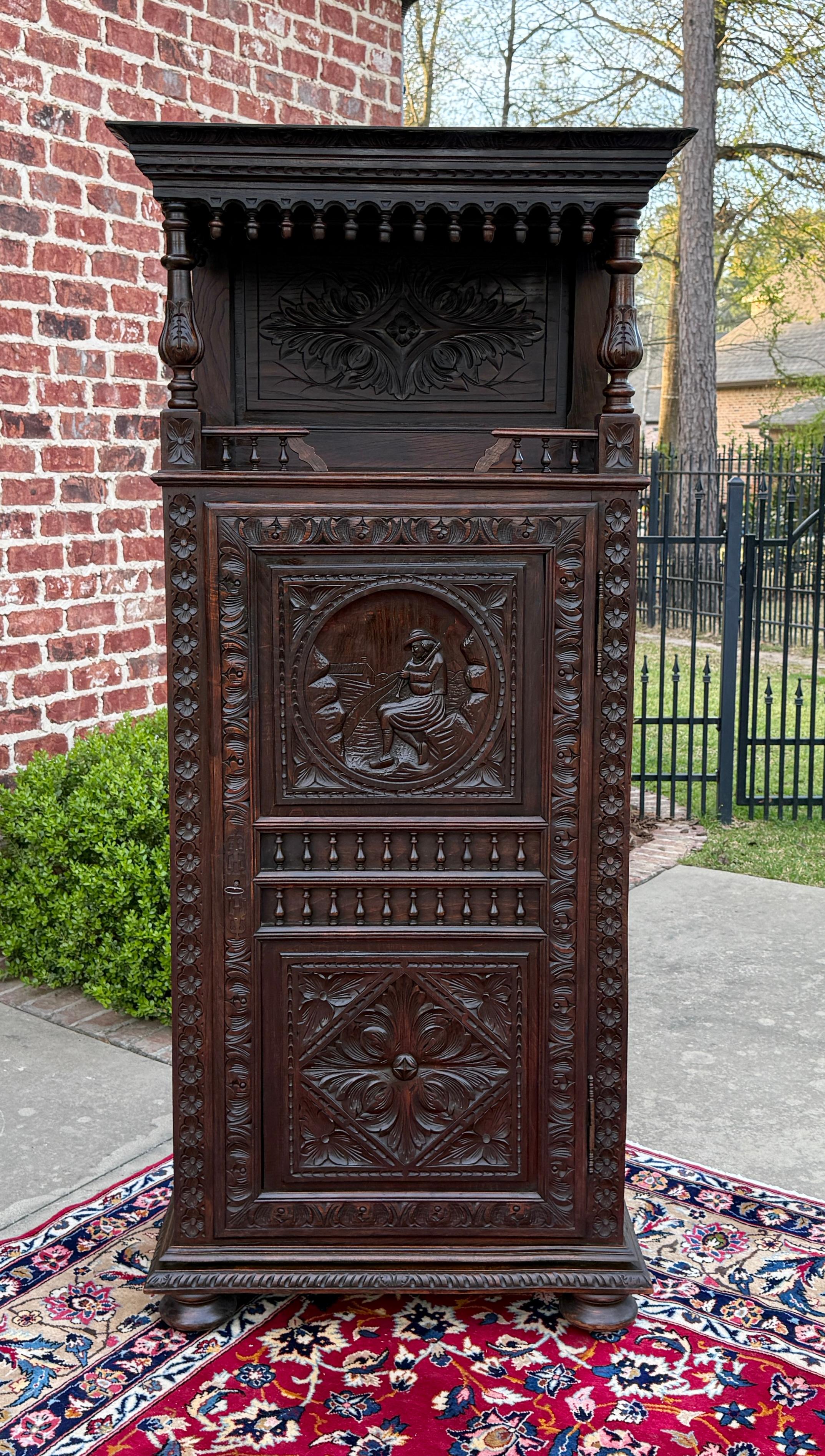     Armoire, Bonnetiere, armadio o cabinet bretone francese in castagno splendidamente intagliato con galleria espositiva superiore~~c. 1890s 

    I mobili bretoni (talvolta noti come Bretagna) sono nati alla fine del XIX secolo in Francia, in una