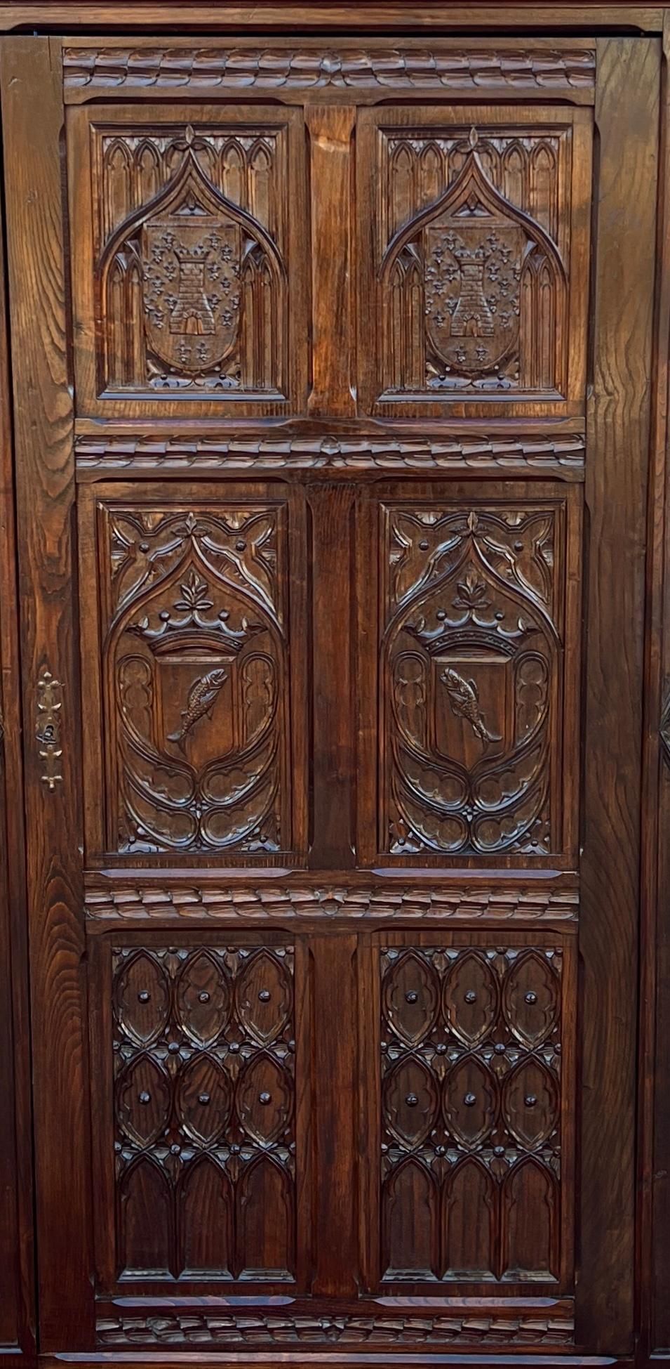 Ancienne armoire de rangement française en lin commode en chêne de style néo-gothique, vers 1890 3