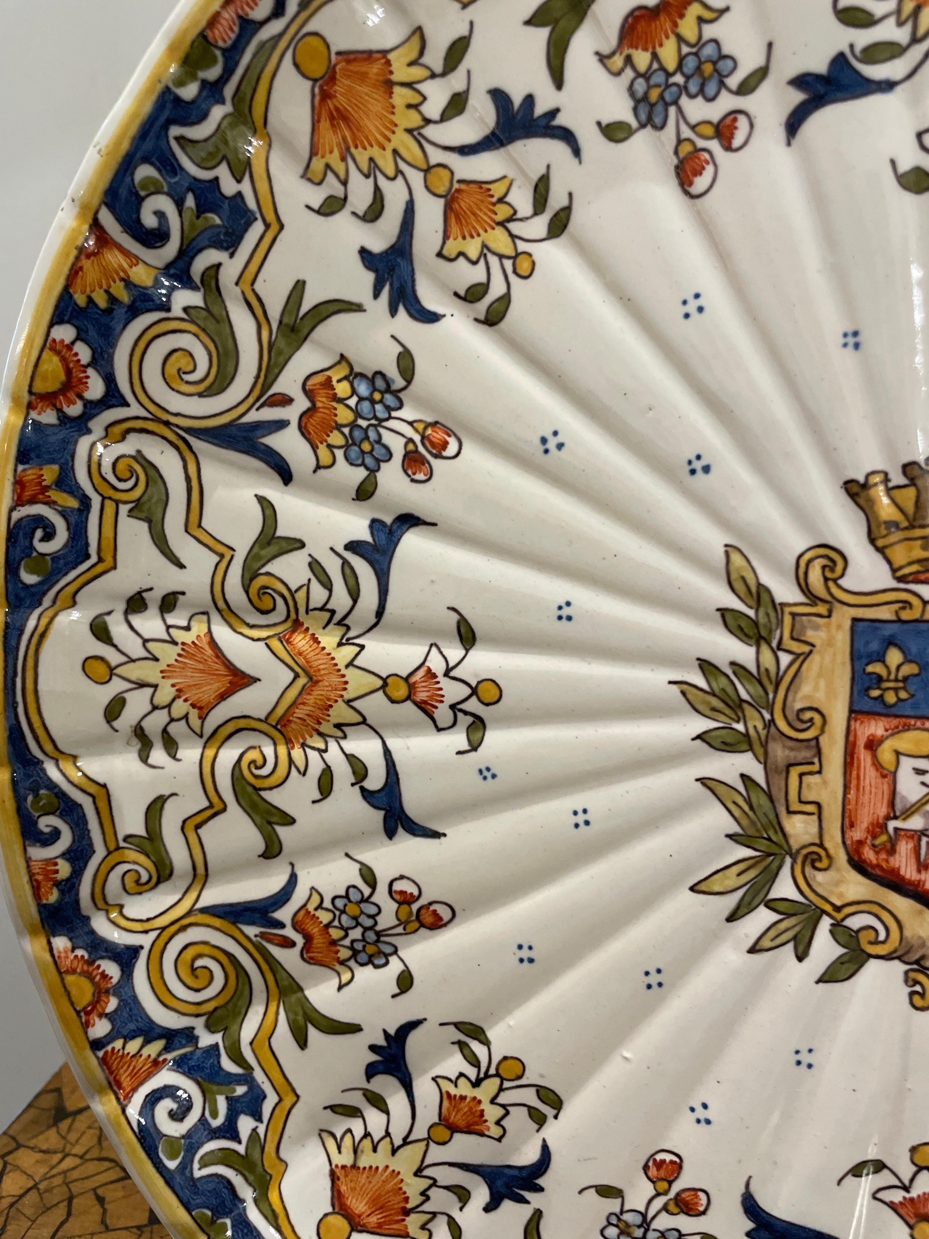 Antique French Armorial Charger from Rouen In Good Condition For Sale In West Palm Beach, FL