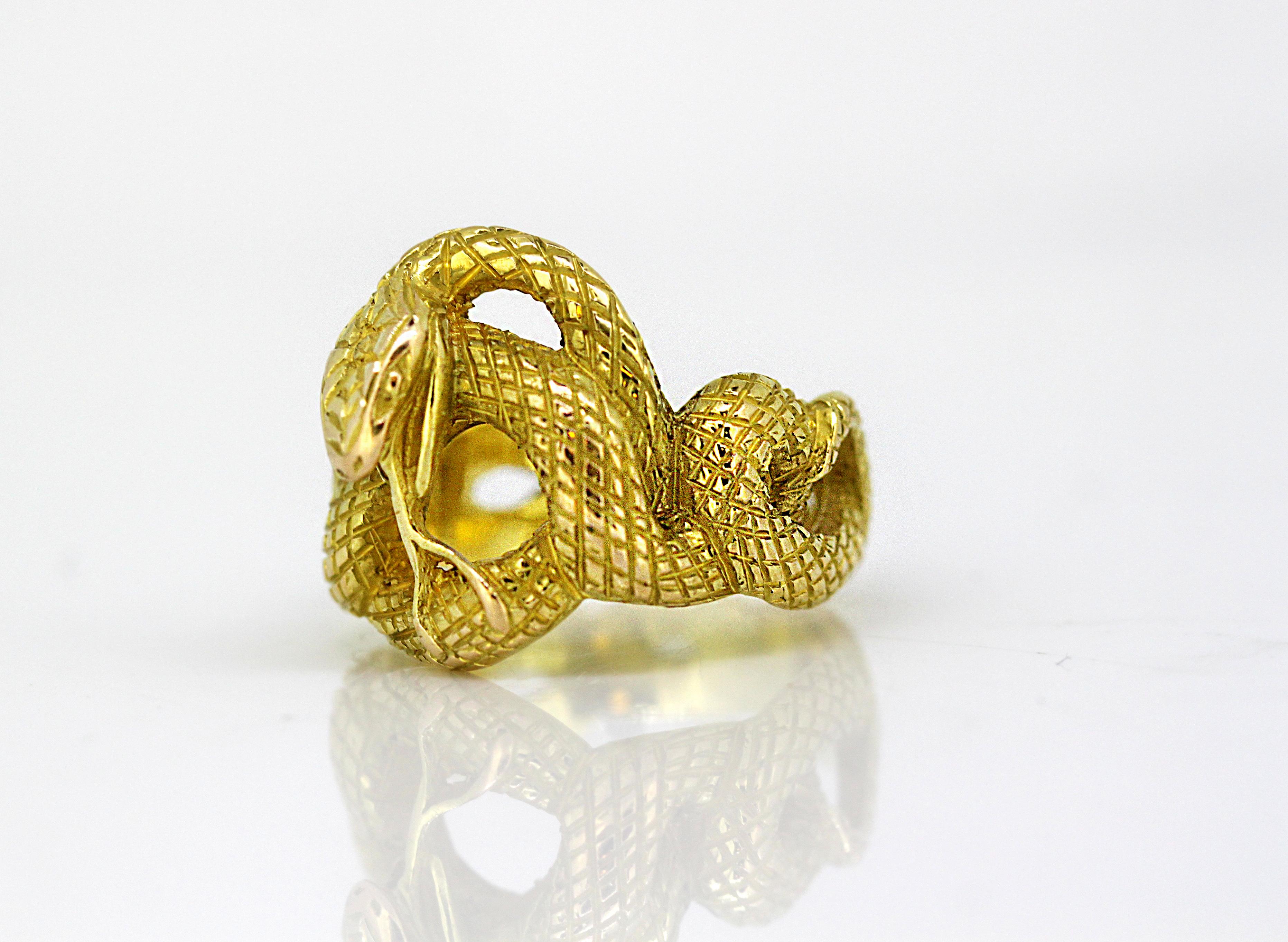 Antike Französisch Art Deco 18K Gold Snake Ring
Circa.1920's
Punziert mit Adlerkopf:: Französisch Standard für 18K Gold. 

Abmessungen -
Fingergröße: (UK) = O (US) = 7 1/2 (EU) = 55 1/4
Gewicht: 14 g
Ringgröße : 2.6 x 2::2 x 1::8 cm

Zustand: