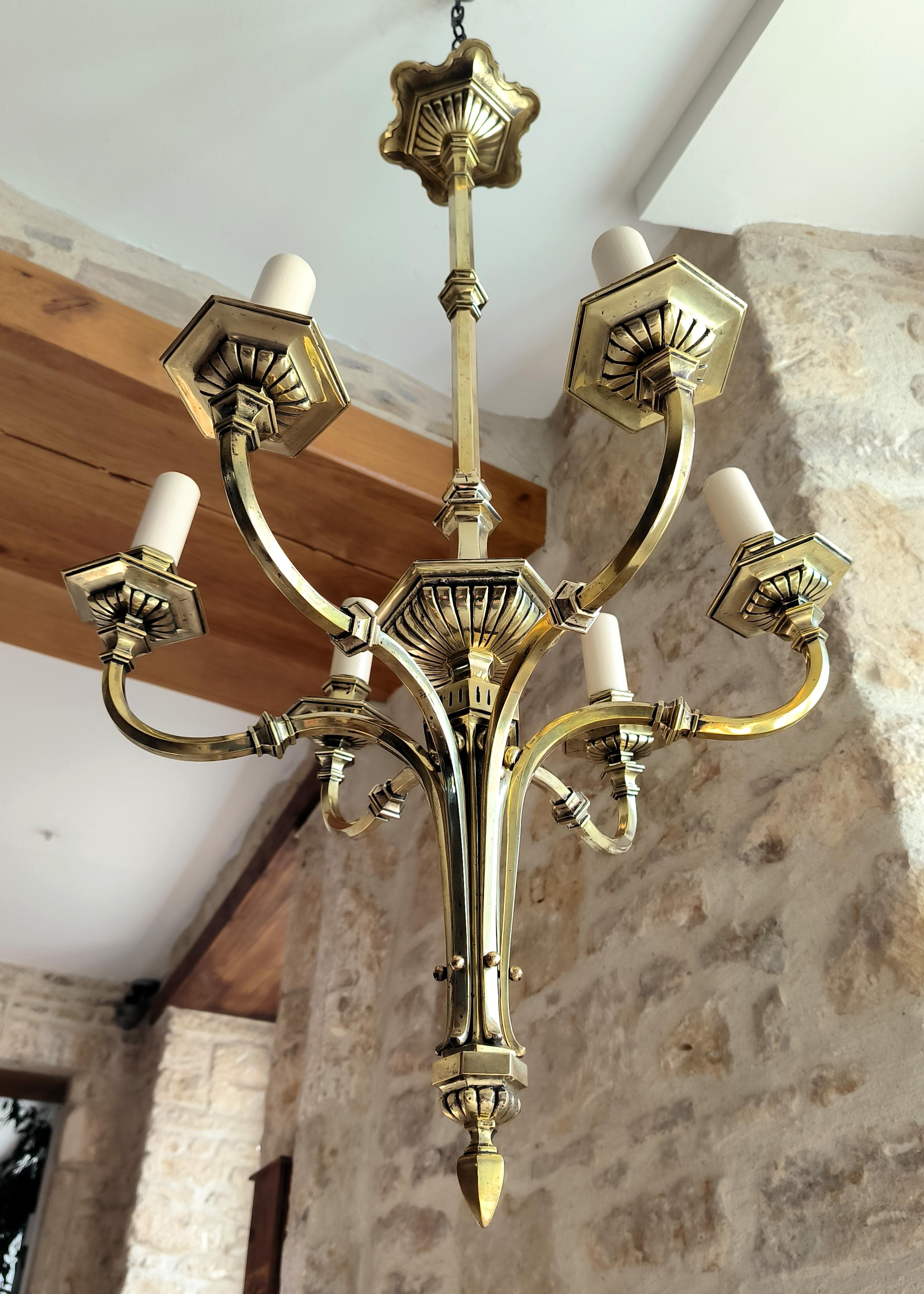 Lampadario antico, francese, Art Deco, a 6 posizioni, in bronzo. Circa all'inizio del 1900 in vendita 1