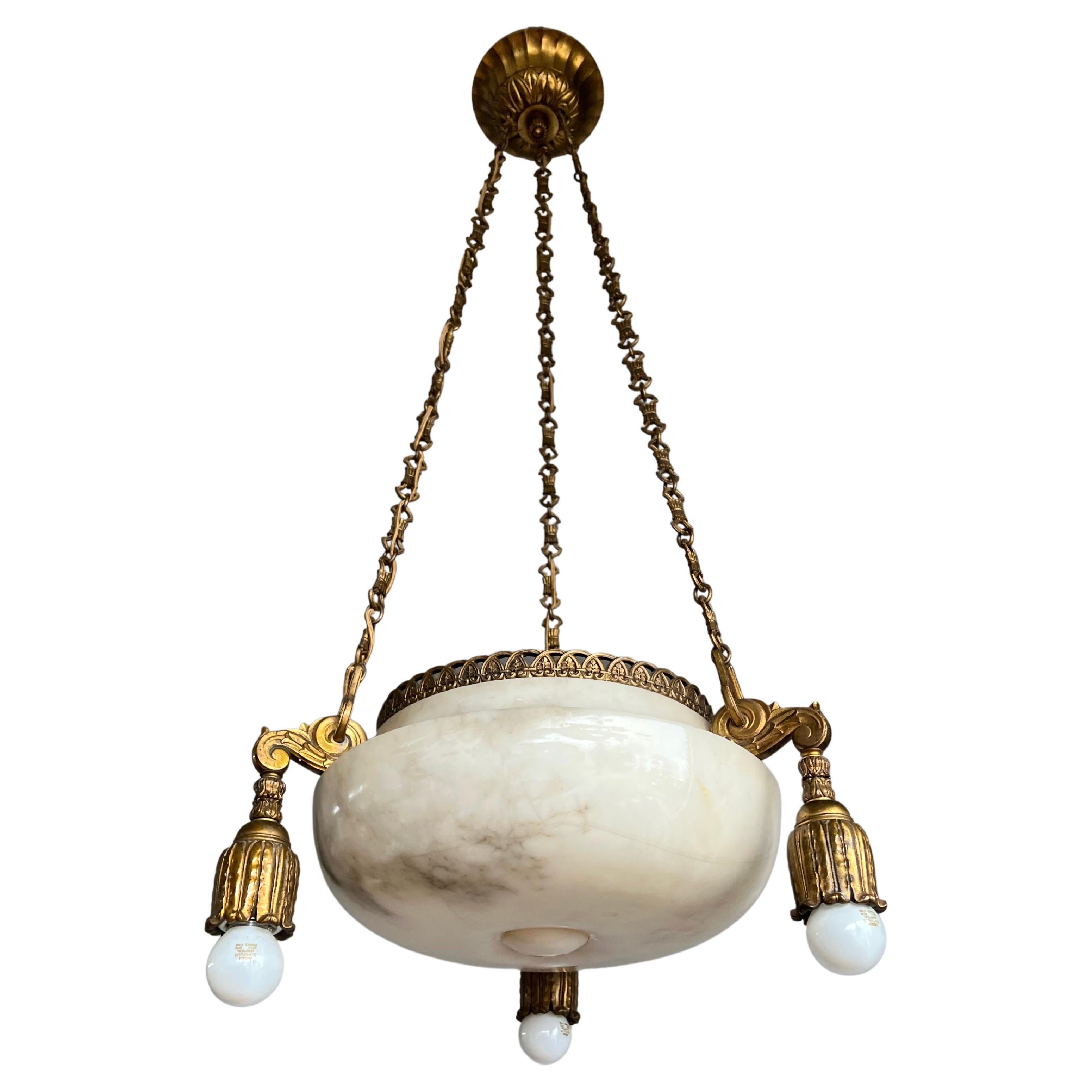 Lampe à suspension Art Déco française ancienne en albâtre avec quincaillerie en bronze doré fin