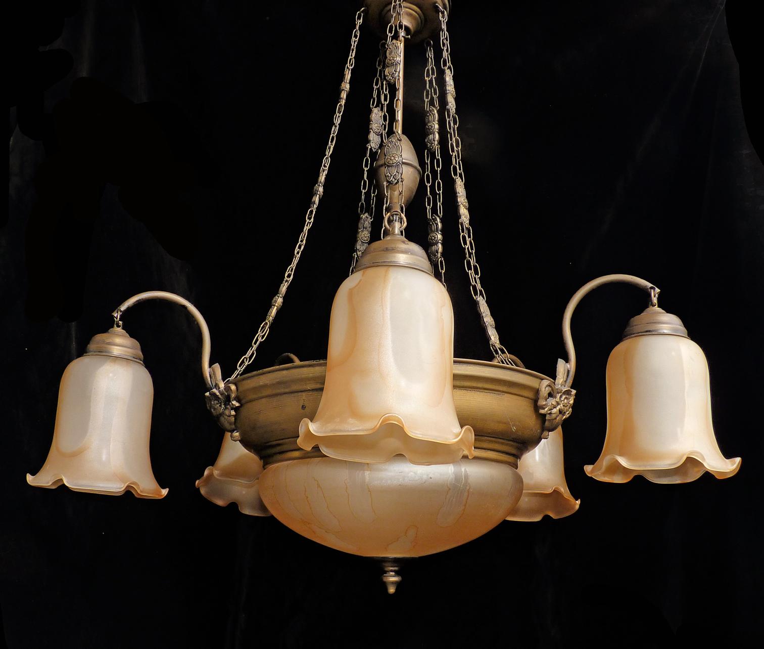 French Art Deco amber glass seven-light chandelier, circa 1930.
Measure: 
Diameter 30 in / 76 cm
Height 33.9 in / 86 cm
Glass shades 6 in (15 cm) / 6 in (15 cm)
Bowl: 11.9 in (30 cm) / 6 in (15 cm)
Seven-light bulbs E 14
Good working