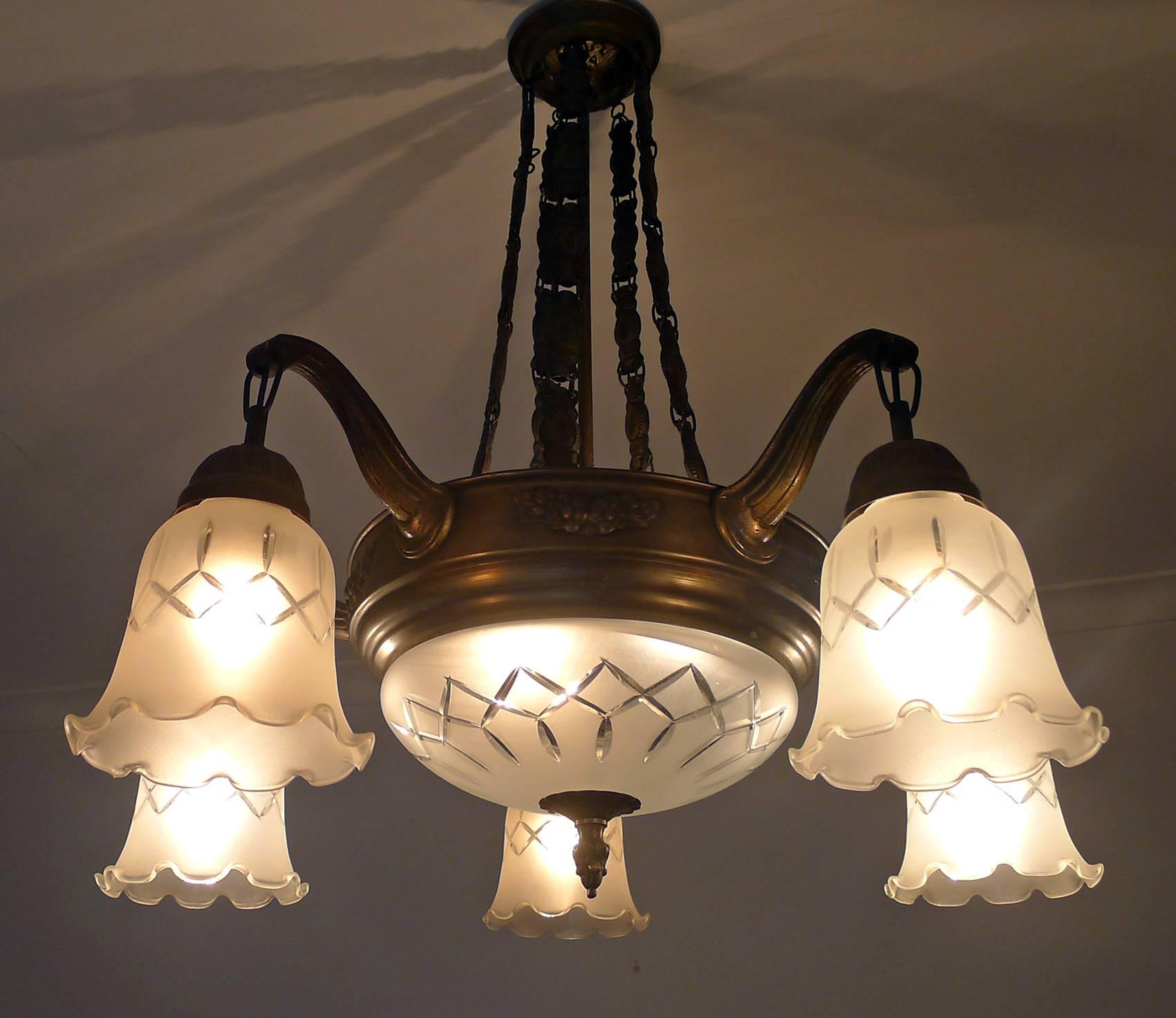 Antique French Art Deco and Art Nouveau Etched and Wheel Cut Glass Chandelier im Zustand „Hervorragend“ in Coimbra, PT