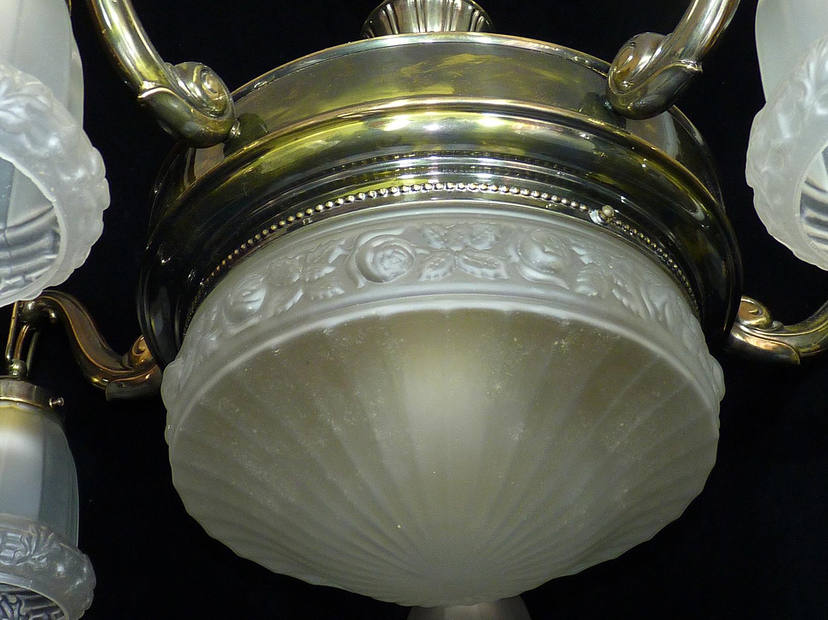 Antiker französischer Art Déco und Art Nouveau Kronleuchter aus Milchglas Degué (Mattiert) im Angebot