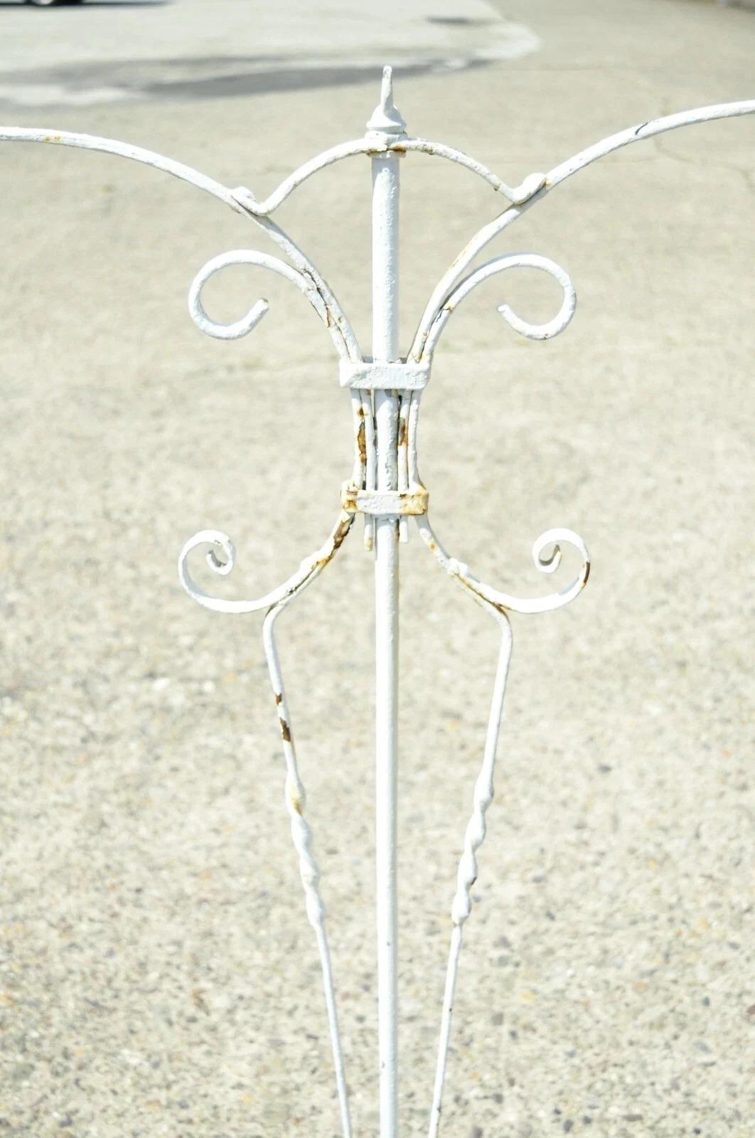 Antique French Art Deco Art Nouveau Soporte de hierro forjado pintado en blanco para jaula de pájaros en Bueno estado para la venta en Philadelphia, PA