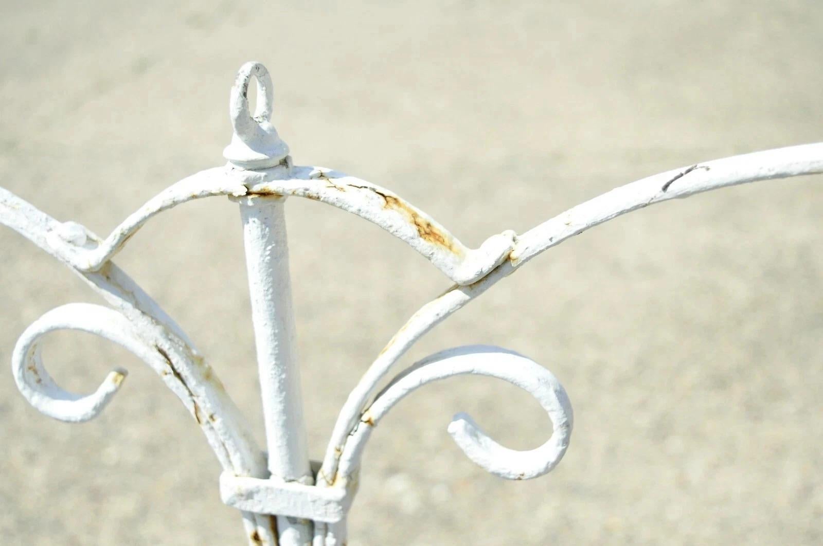 Antique French Art Deco Art Nouveau Soporte de hierro forjado pintado en blanco para jaula de pájaros Hierro forjado en venta