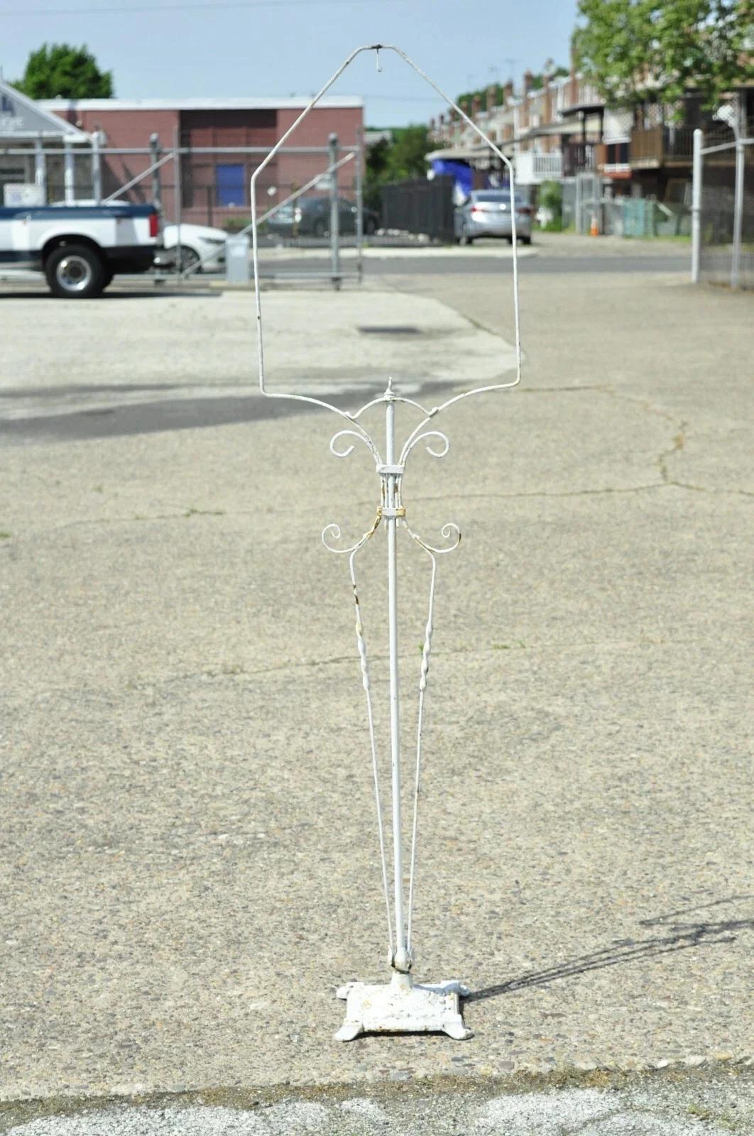 Antique French Art Deco Art Nouveau Soporte de hierro forjado pintado en blanco para jaula de pájaros en venta 2
