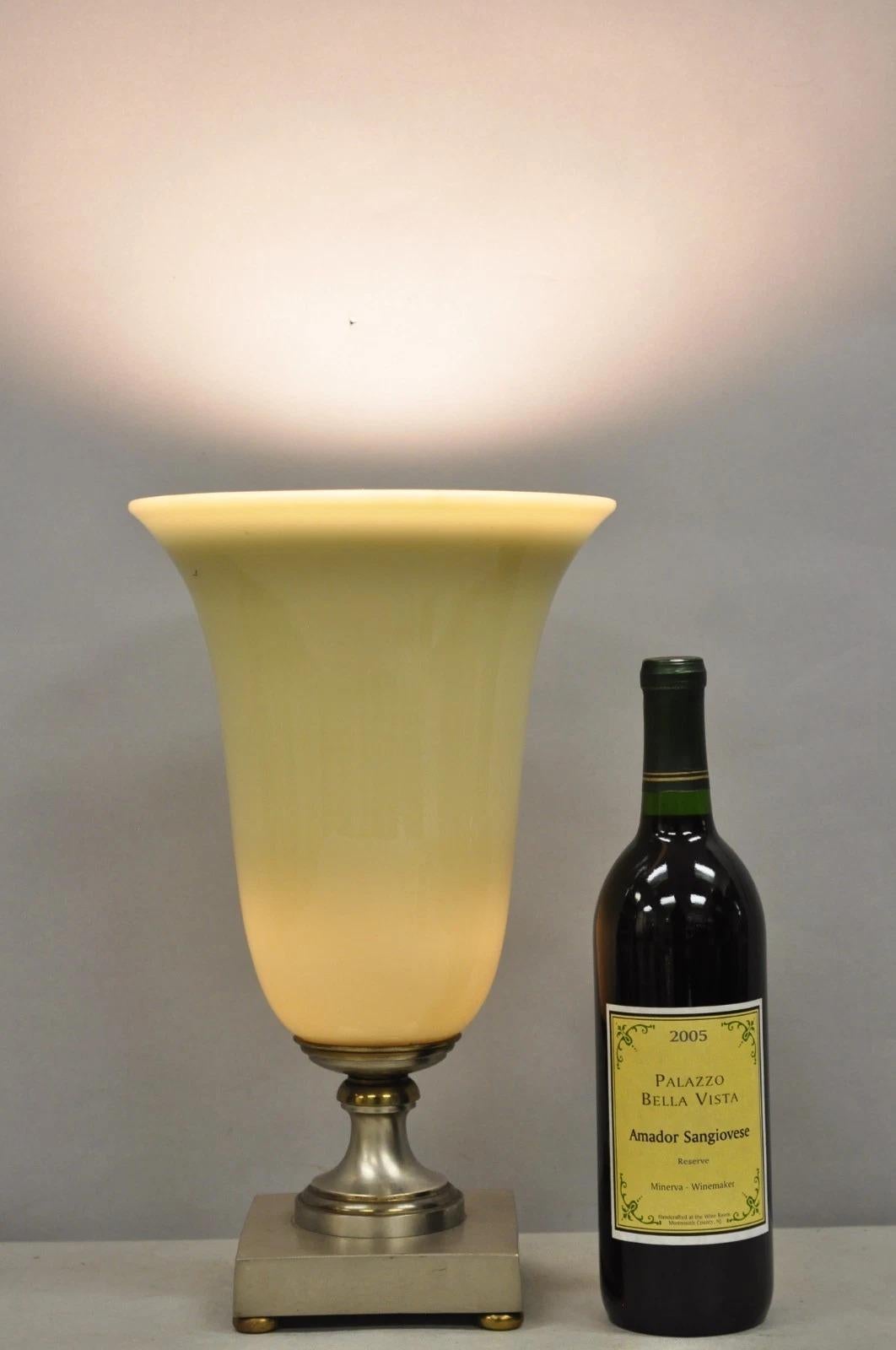 Ancienne lampe de table Up&Up en verre cannelé beige avec base en métal brossé. Circa Early 20th Century. Dimensions : 14 