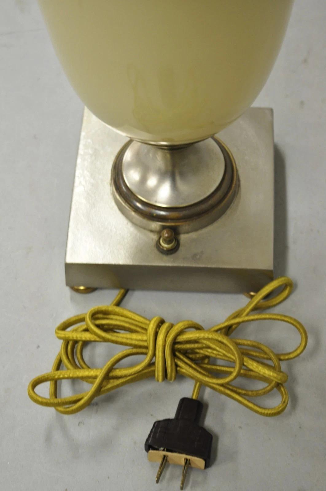 Antique French Art Deco Beige Fluted Glass Vase Metal Base Up Light Table Lamp en vente 2