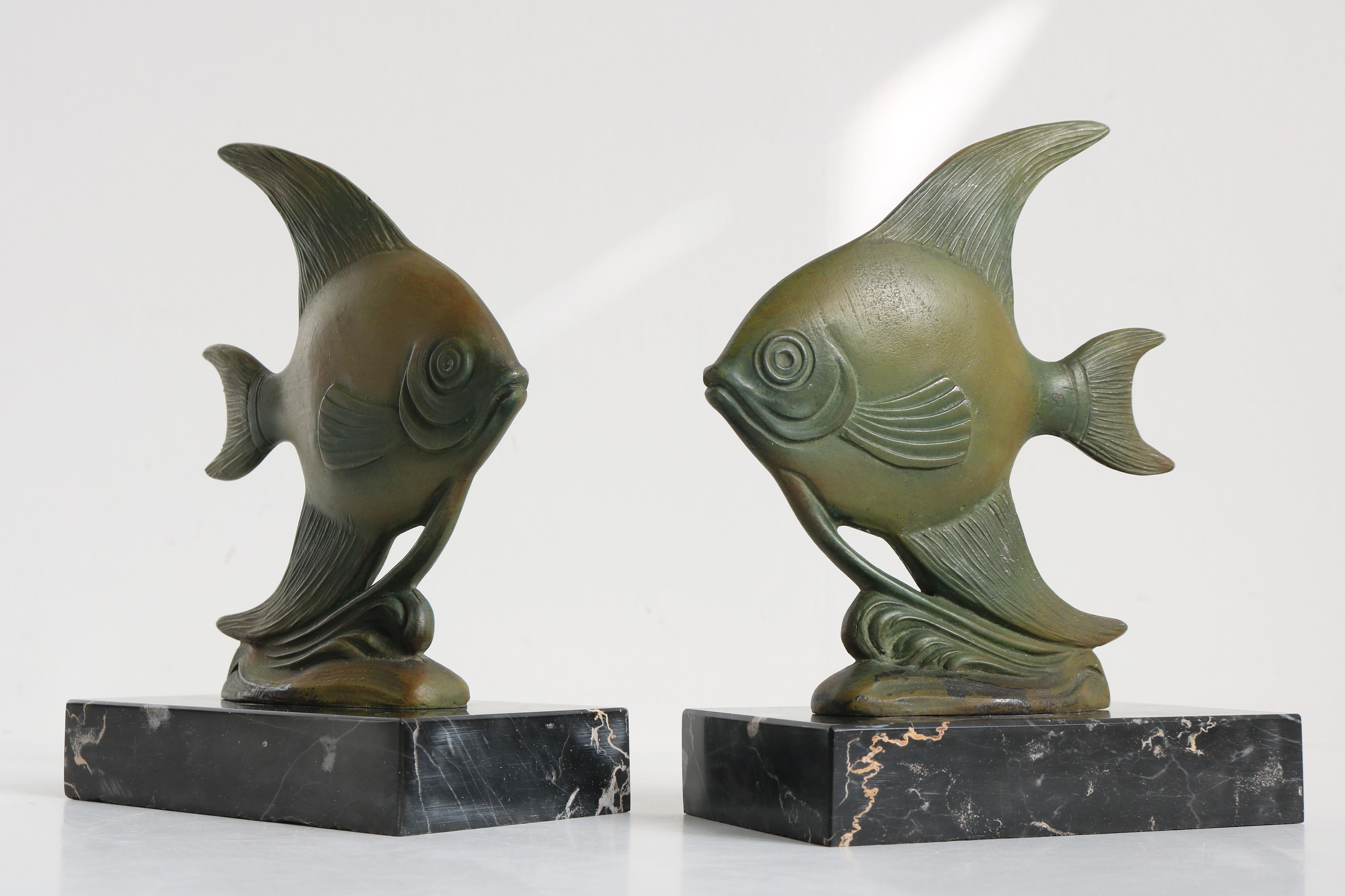 Zinc brut Serre-livres Art Déco français ancien poisson d'anges en marbre noir Spelter Moonfish 1930 en vente